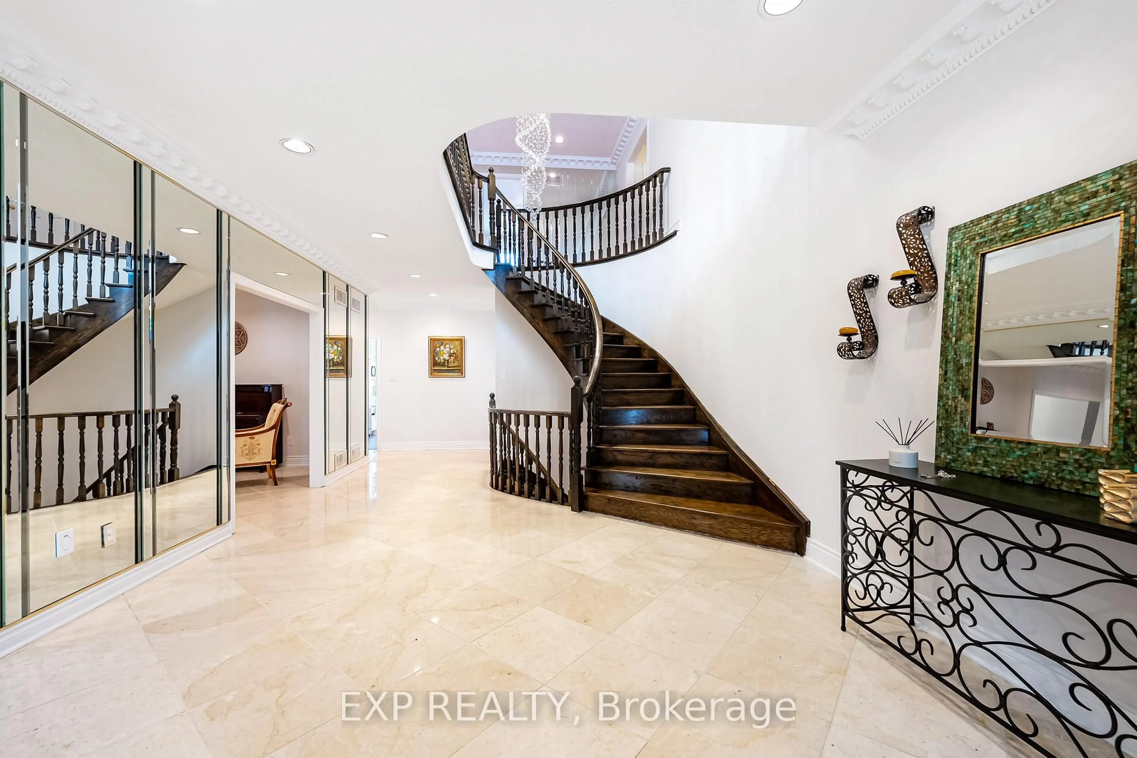 Indoor foyer for 29 Northgate Cres, Richmond Hill Ontario L4B 2K8