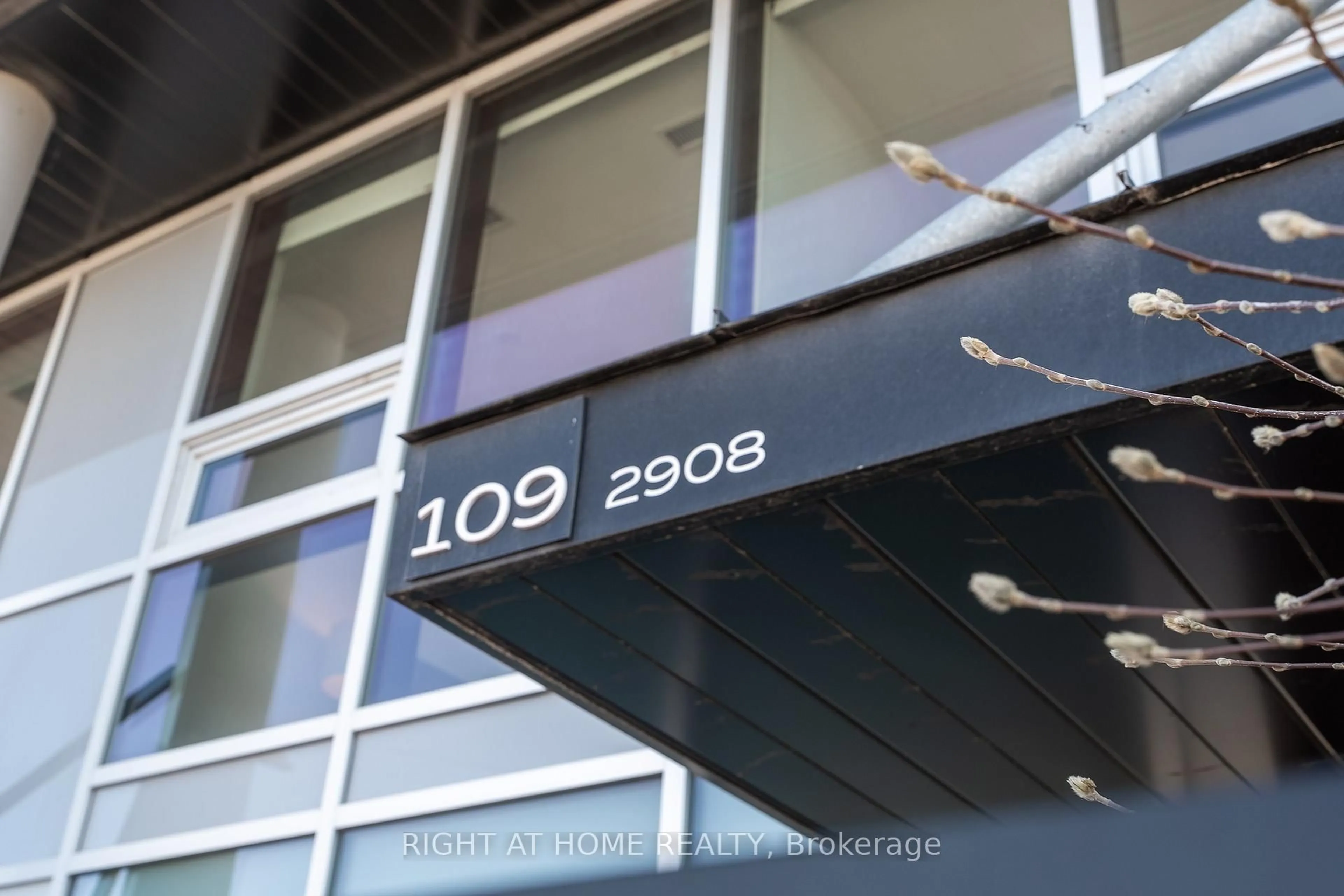 Indoor foyer for 2908 Highway 7 Rd #109, Vaughan Ontario L4K 0K5