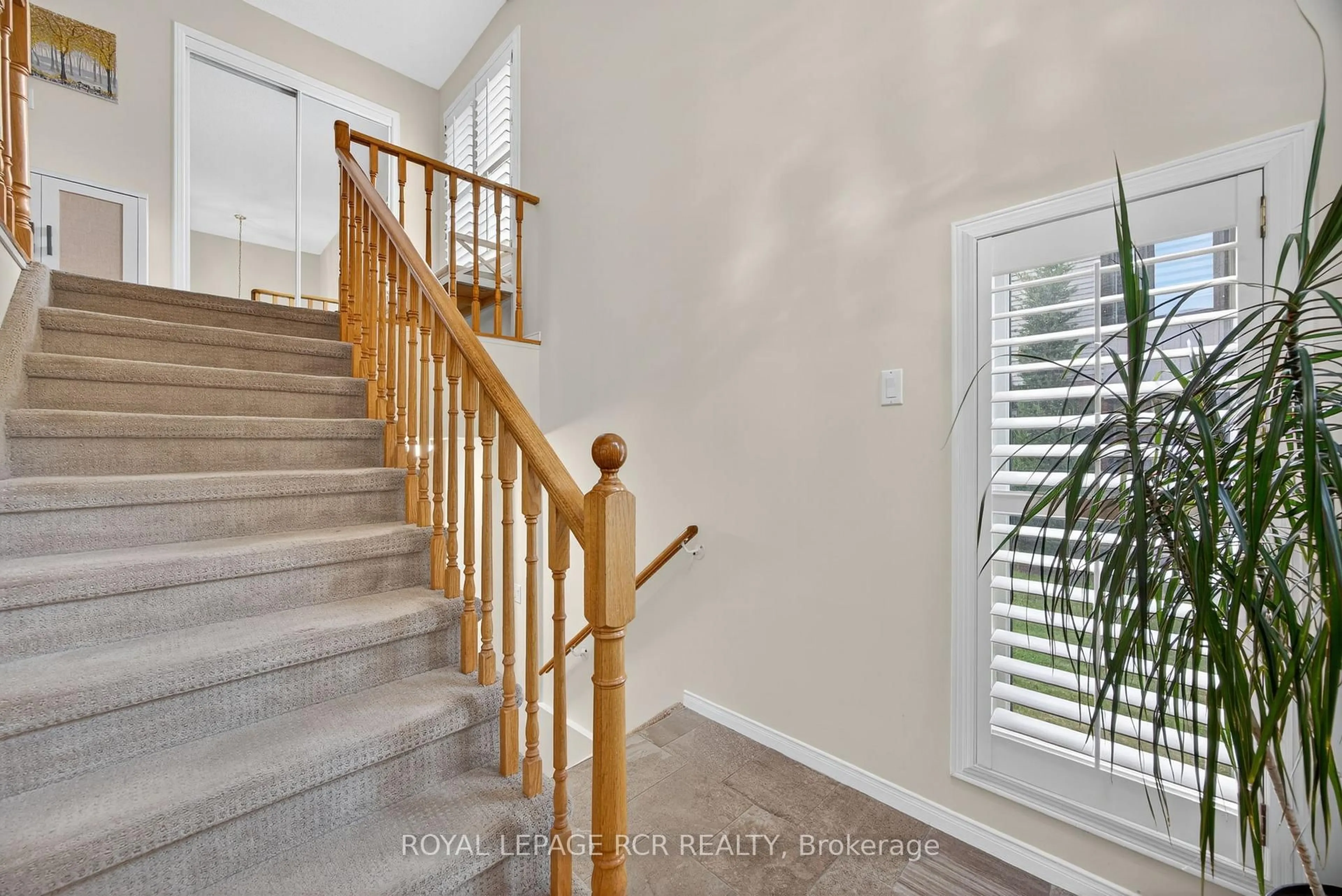 Indoor entryway for 108 Green Briar Rd, New Tecumseth Ontario L9R 1R4