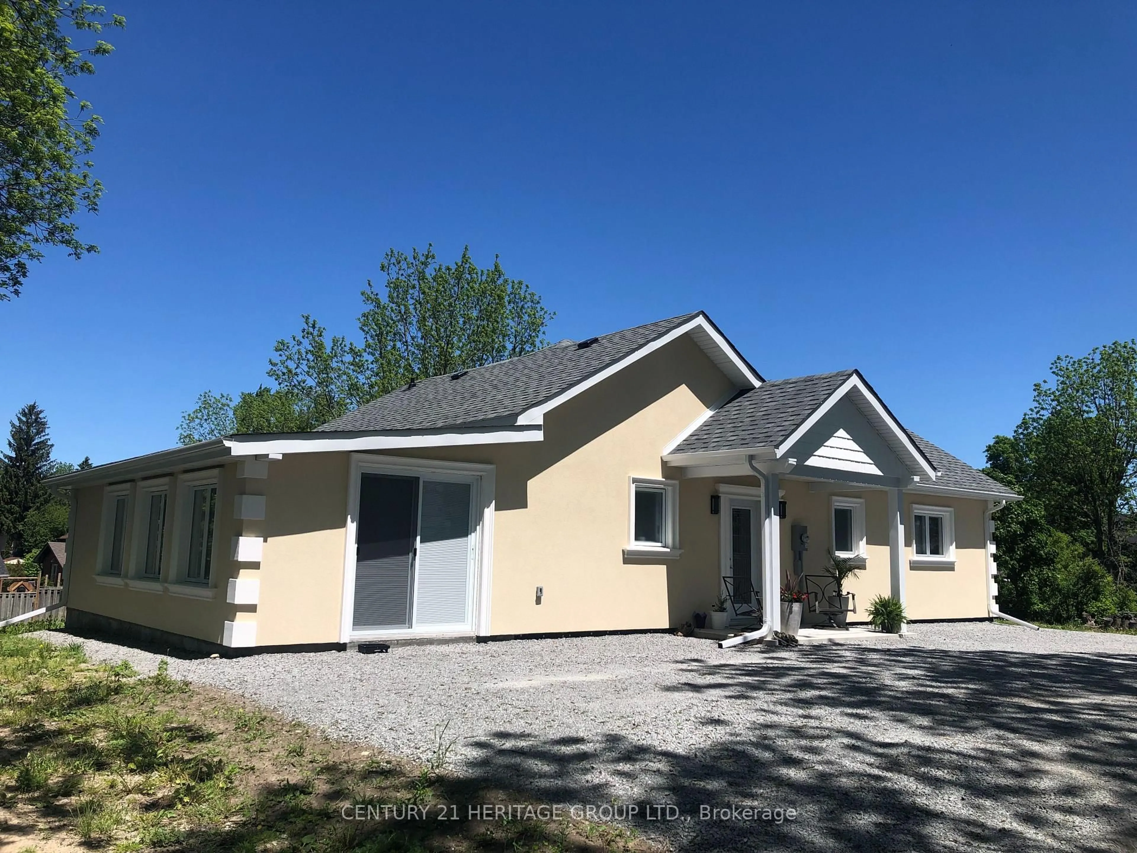 Home with vinyl exterior material, building for 49 Ann St, Brock Ontario L0E 1E0