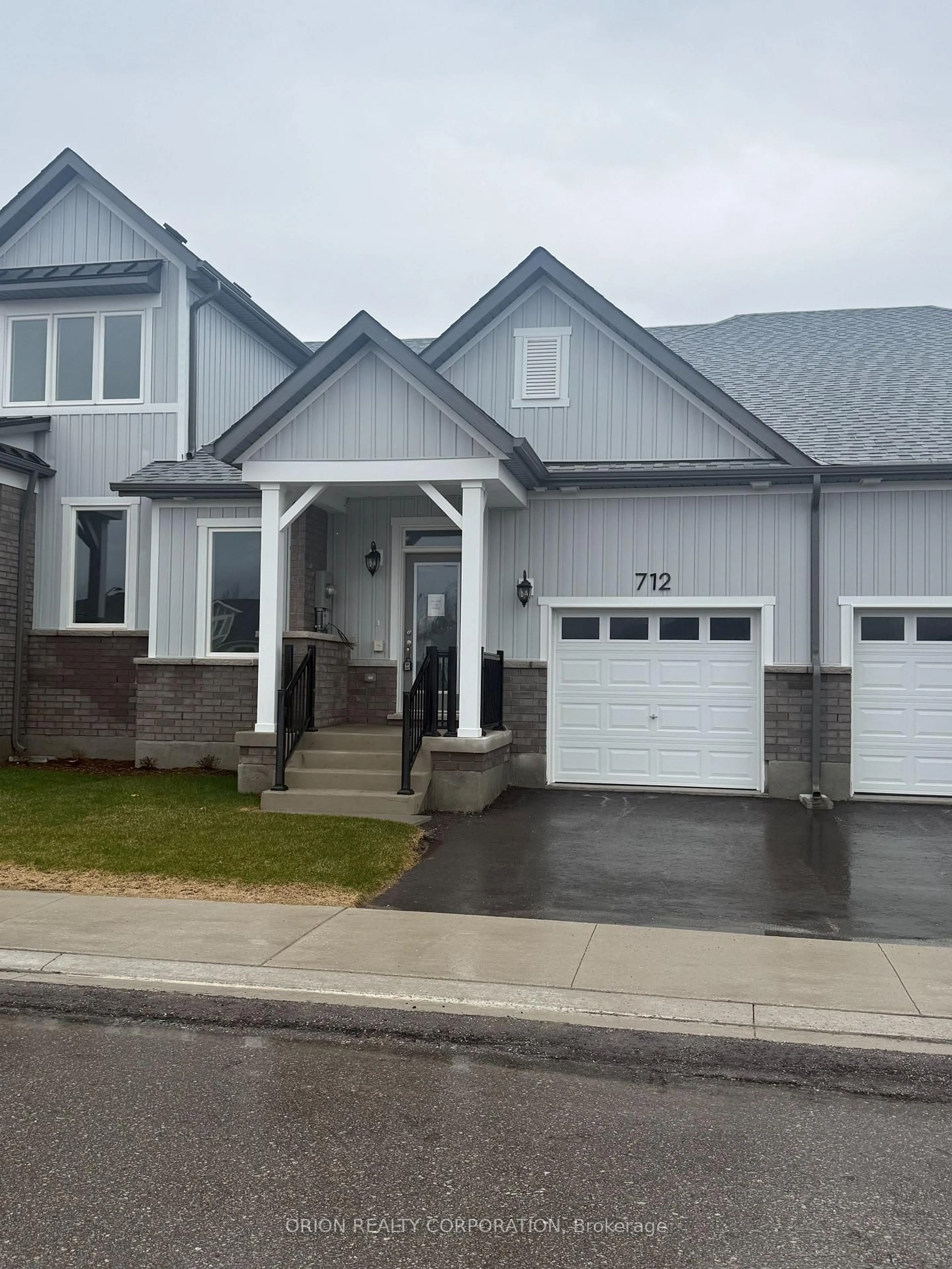 Home with vinyl exterior material, street for 712 Keast Pl, Innisfil Ontario L9S 0S9