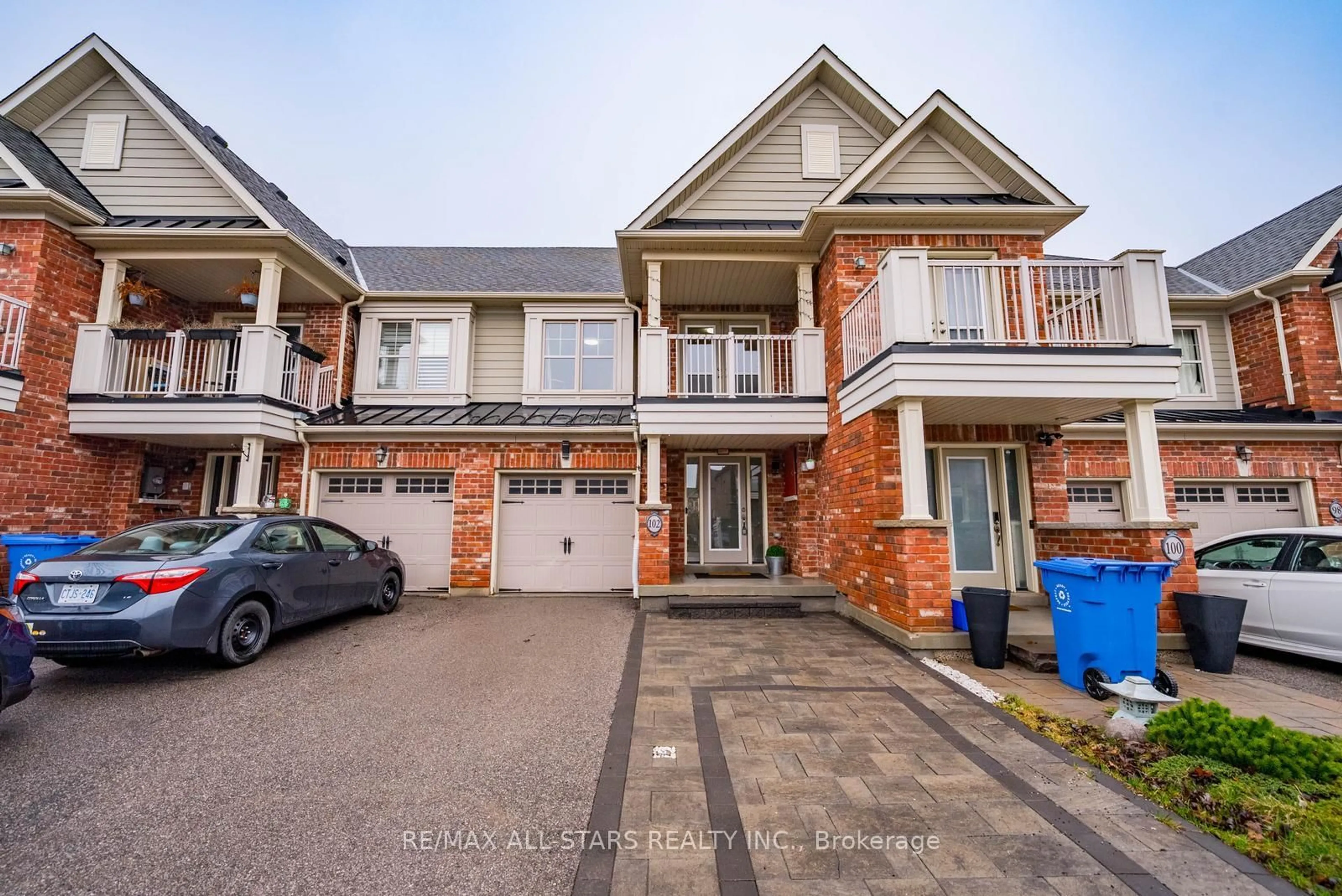 A pic from outside/outdoor area/front of a property/back of a property/a pic from drone, street for 102 John Davis Gate, Whitchurch-Stouffville Ontario L4A 0B5