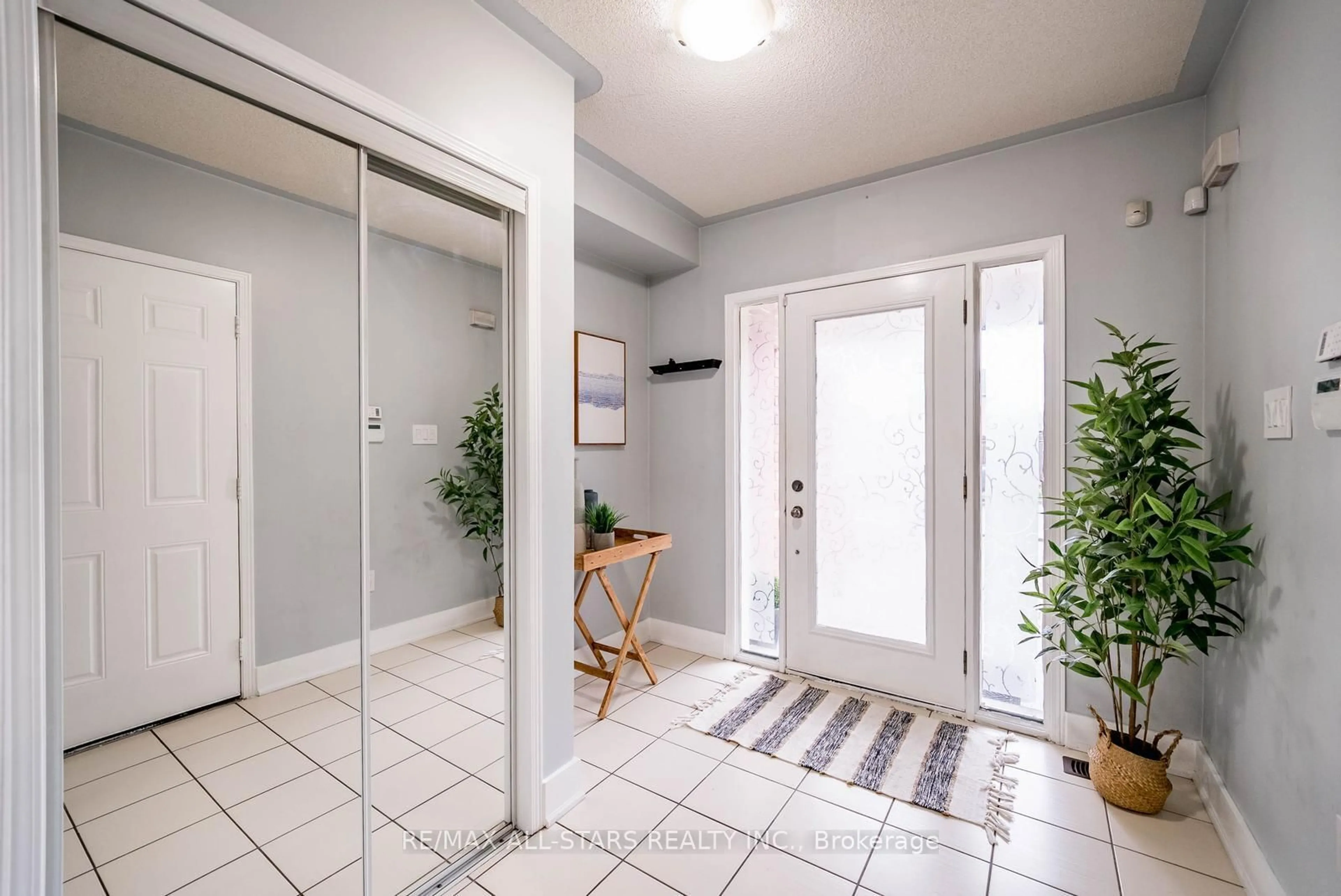 Indoor entryway for 102 John Davis Gate, Whitchurch-Stouffville Ontario L4A 0B5
