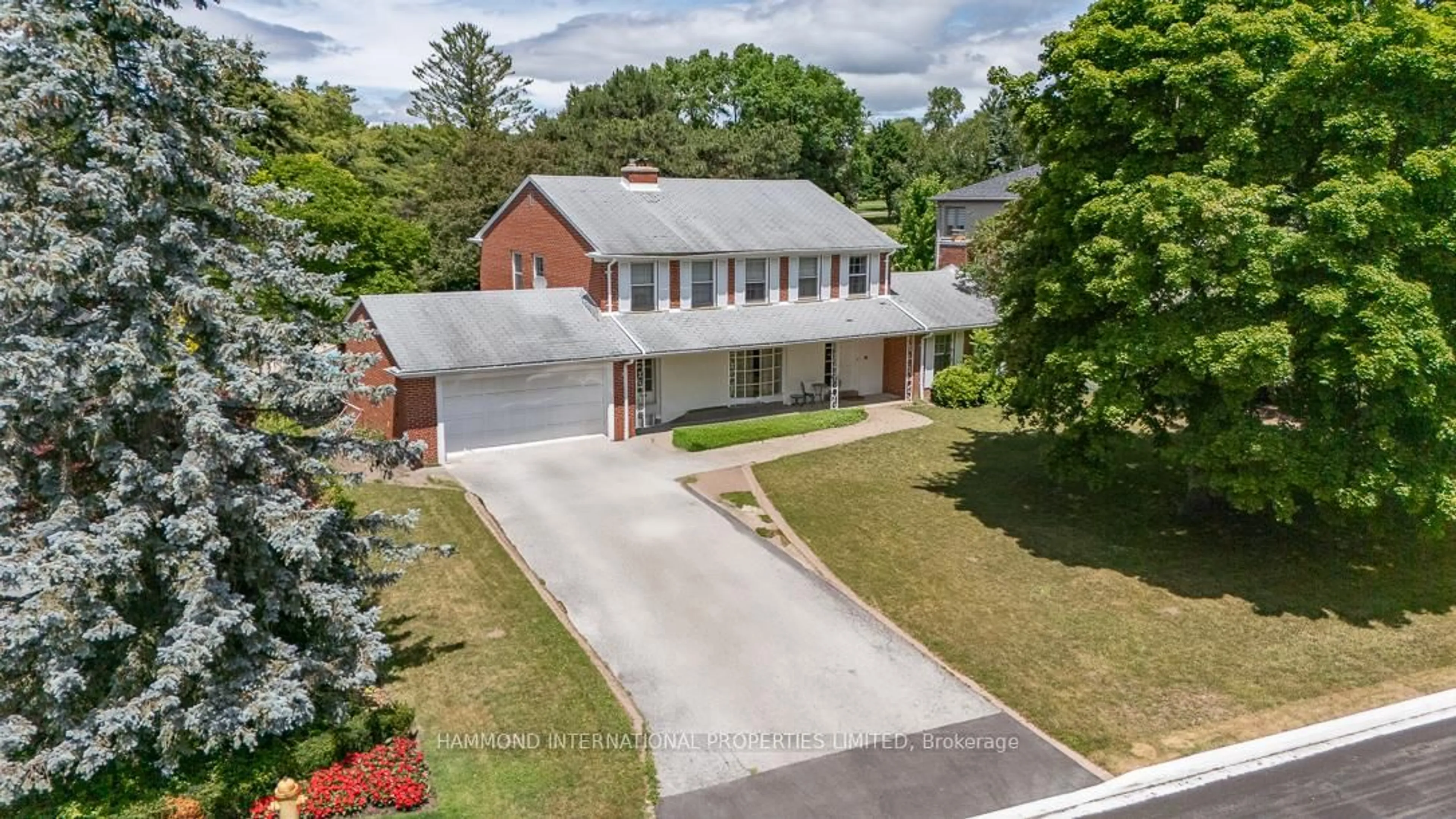 A pic from outside/outdoor area/front of a property/back of a property/a pic from drone, street for 73 Fairway Heights Dr, Markham Ontario L3T 3A7