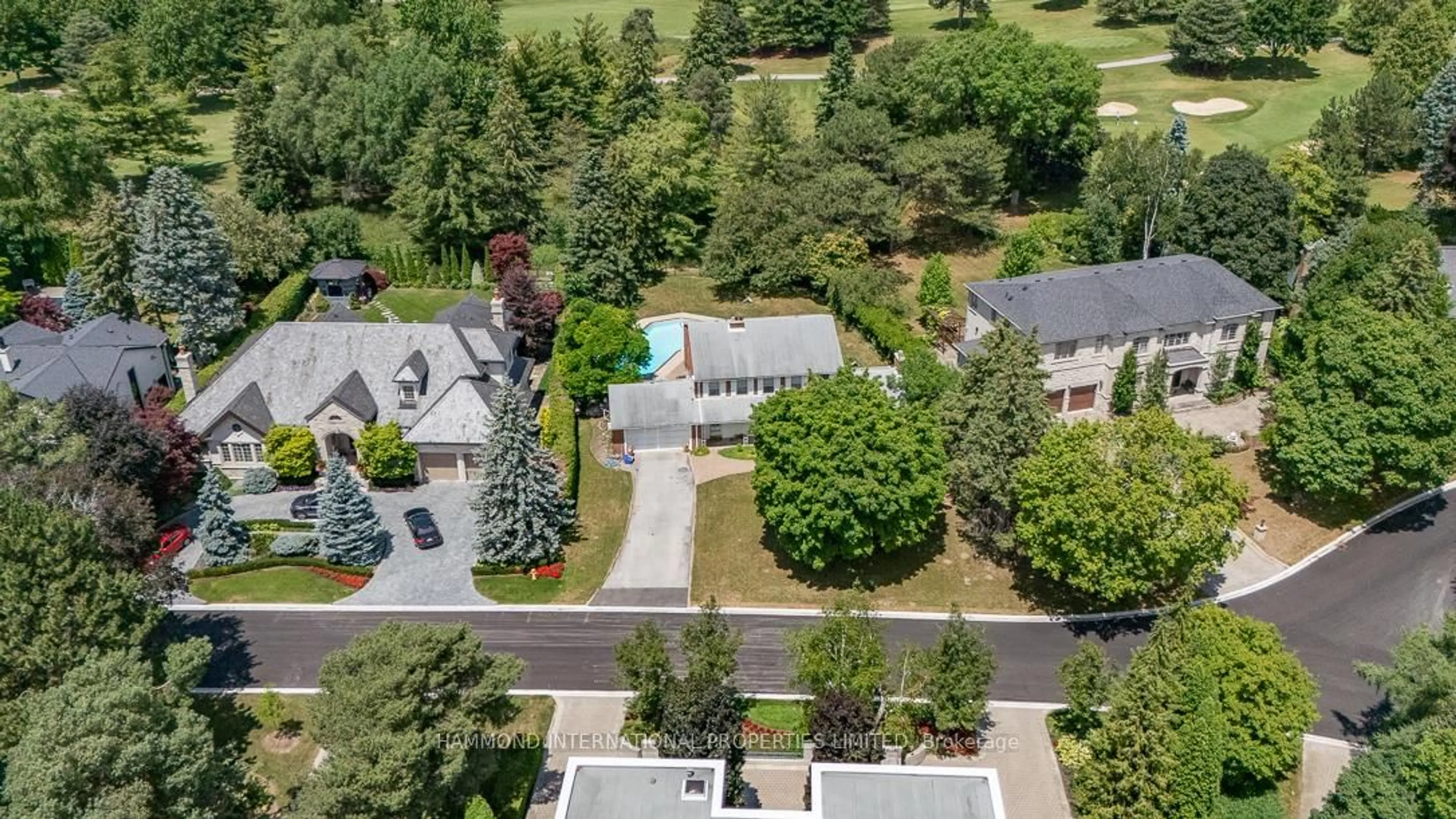 A pic from outside/outdoor area/front of a property/back of a property/a pic from drone, street for 73 Fairway Heights Dr, Markham Ontario L3T 3A7