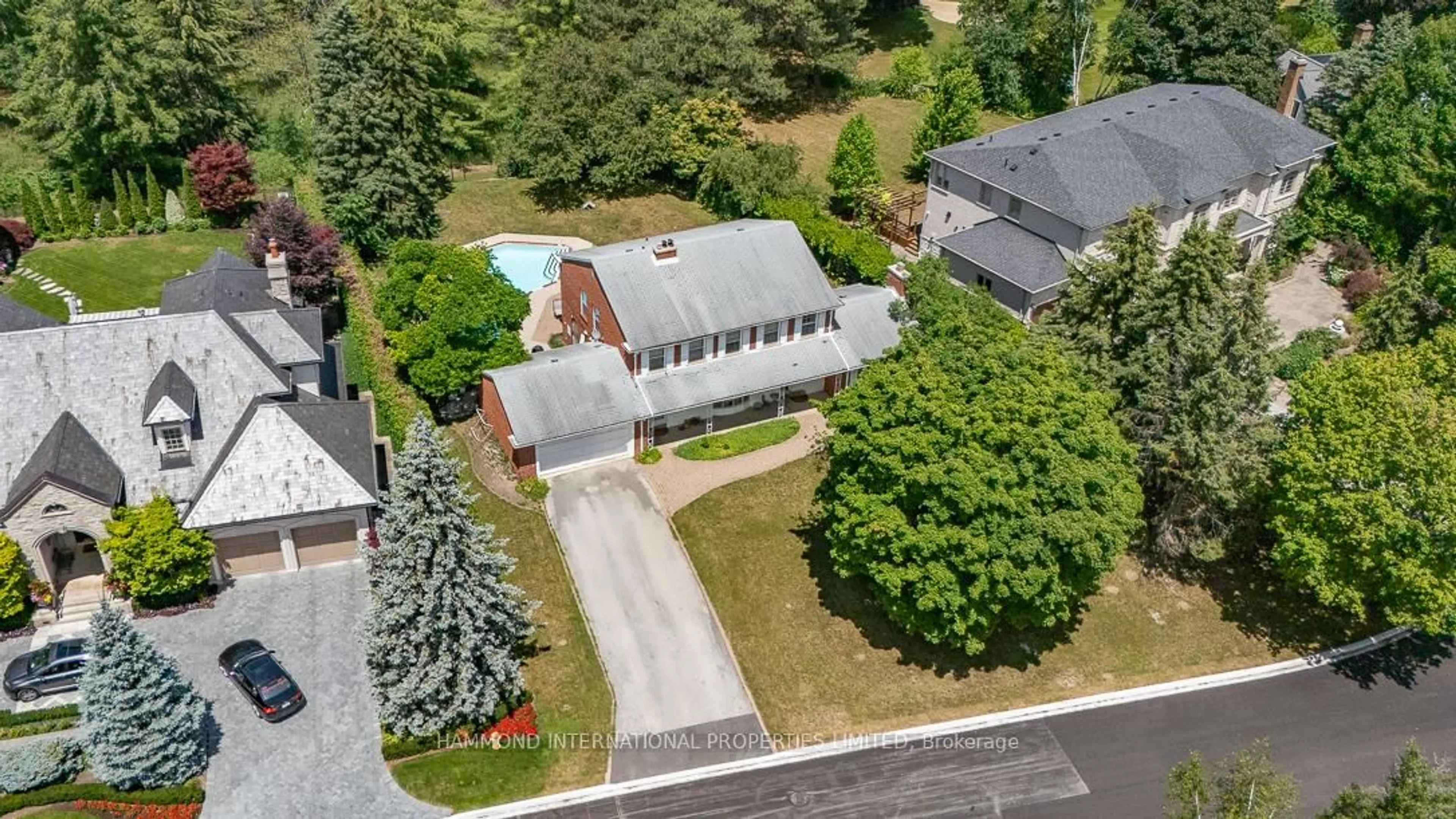 A pic from outside/outdoor area/front of a property/back of a property/a pic from drone, street for 73 Fairway Heights Dr, Markham Ontario L3T 3A7