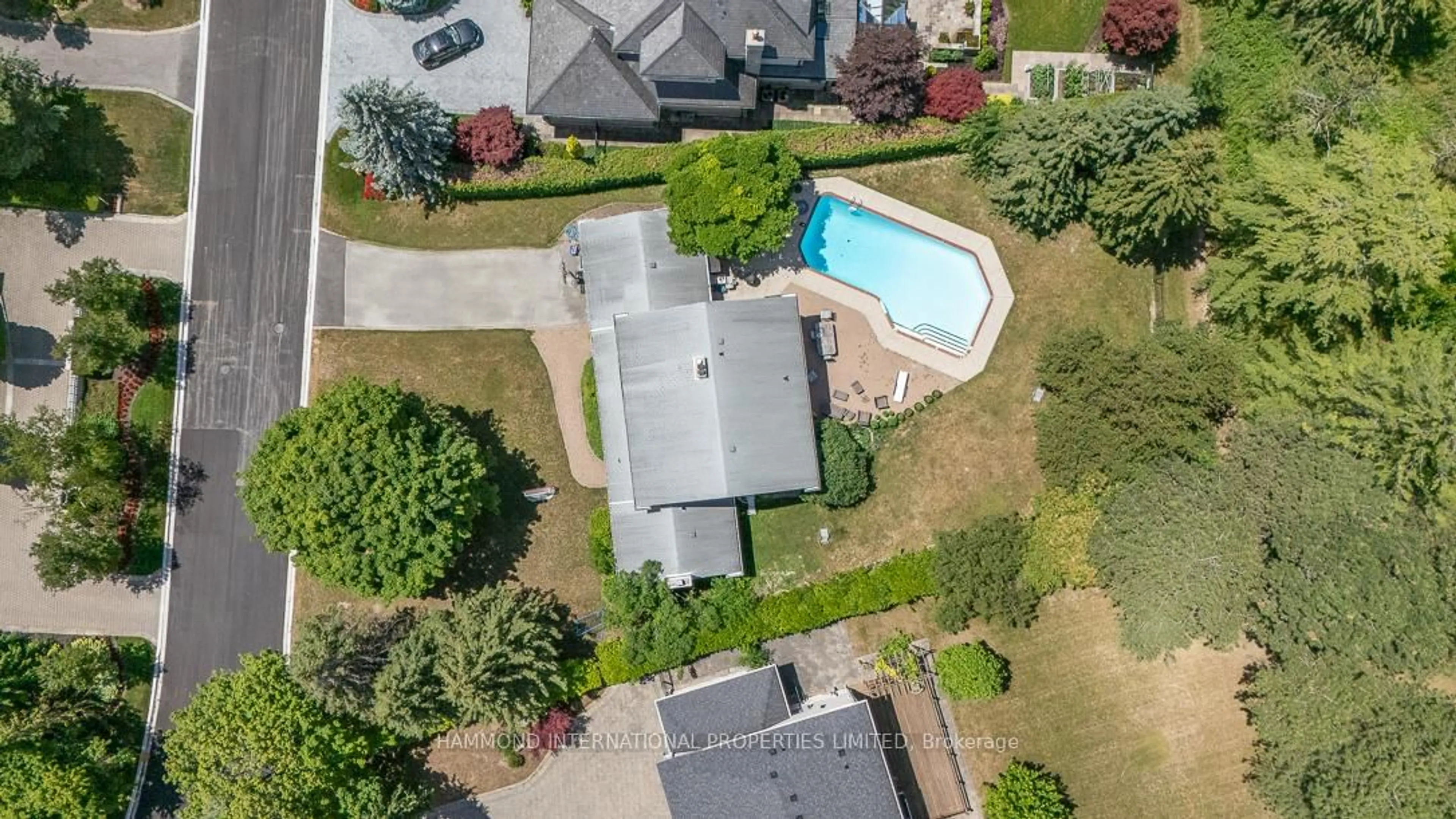 A pic from outside/outdoor area/front of a property/back of a property/a pic from drone, street for 73 Fairway Heights Dr, Markham Ontario L3T 3A7