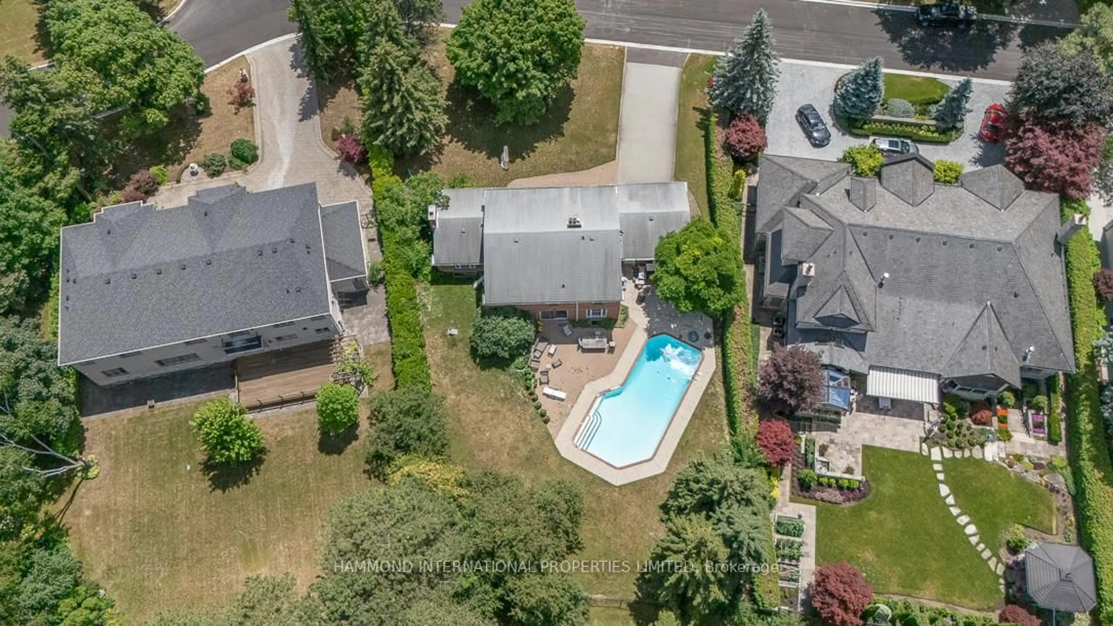 A pic from outside/outdoor area/front of a property/back of a property/a pic from drone, street for 73 Fairway Heights Dr, Markham Ontario L3T 3A7