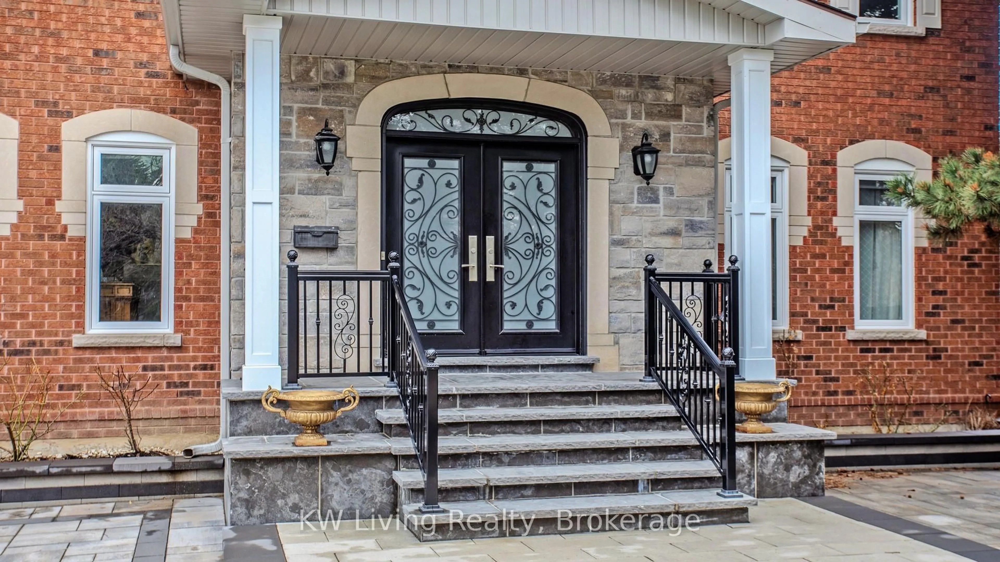 Indoor entryway for 19 Spadina Rd, Richmond Hill Ontario L4B 2Y2