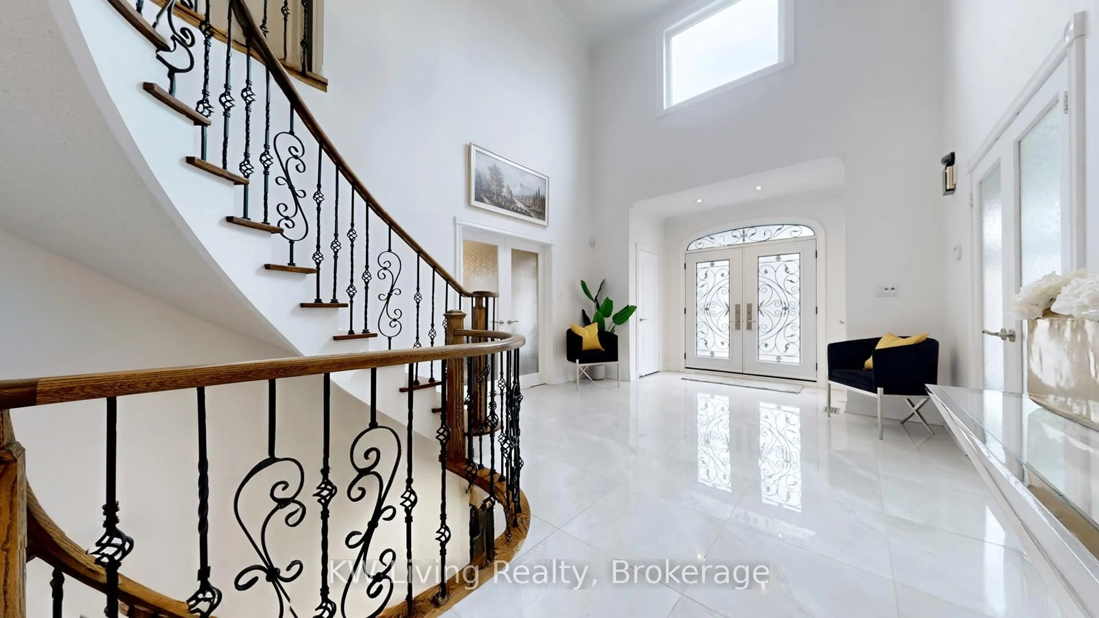 Indoor entryway for 19 Spadina Rd, Richmond Hill Ontario L4B 2Y2