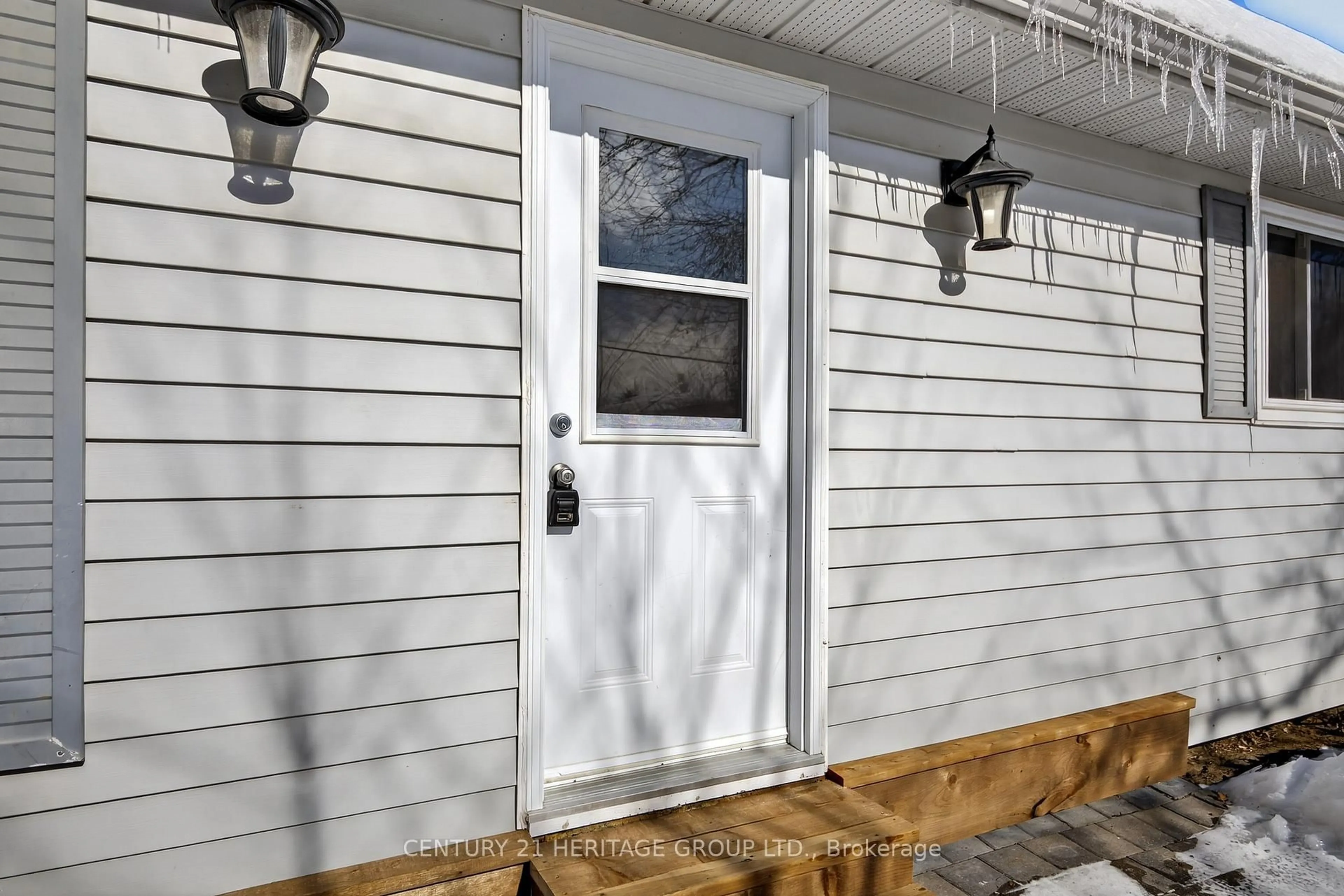 Home with vinyl exterior material, street for 854 9th Line, Innisfil Ontario L9S 3Y8