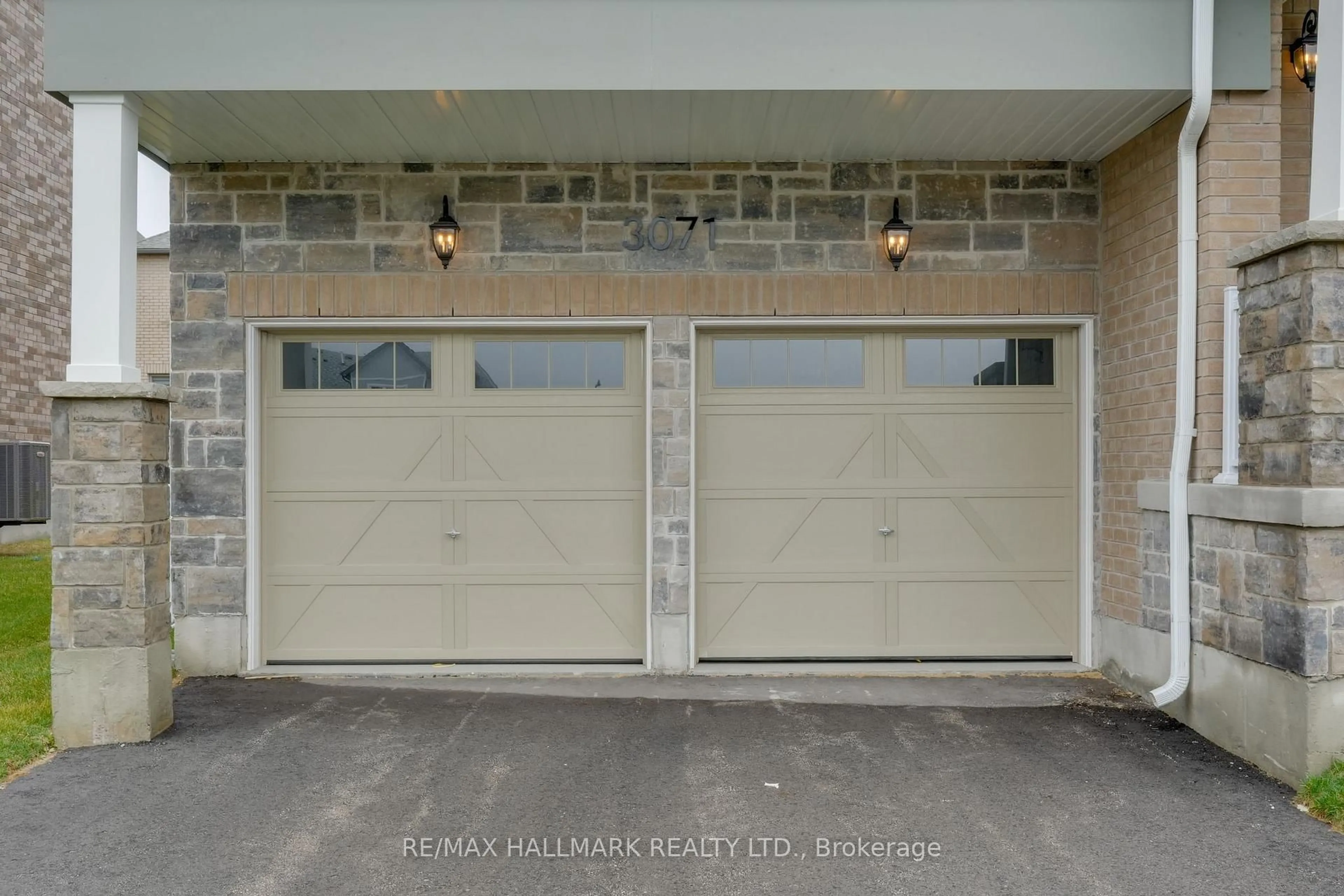 Indoor garage for 3071 Ireton St, Innisfil Ontario L9S 0R9