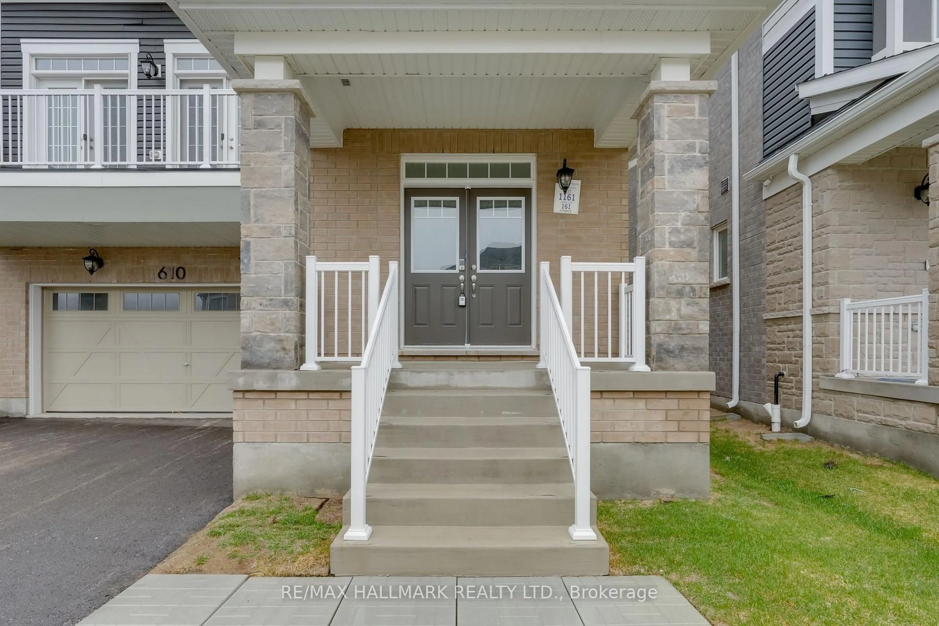 Indoor entryway for 610 Newlove St, Innisfil Ontario L9S 0S2