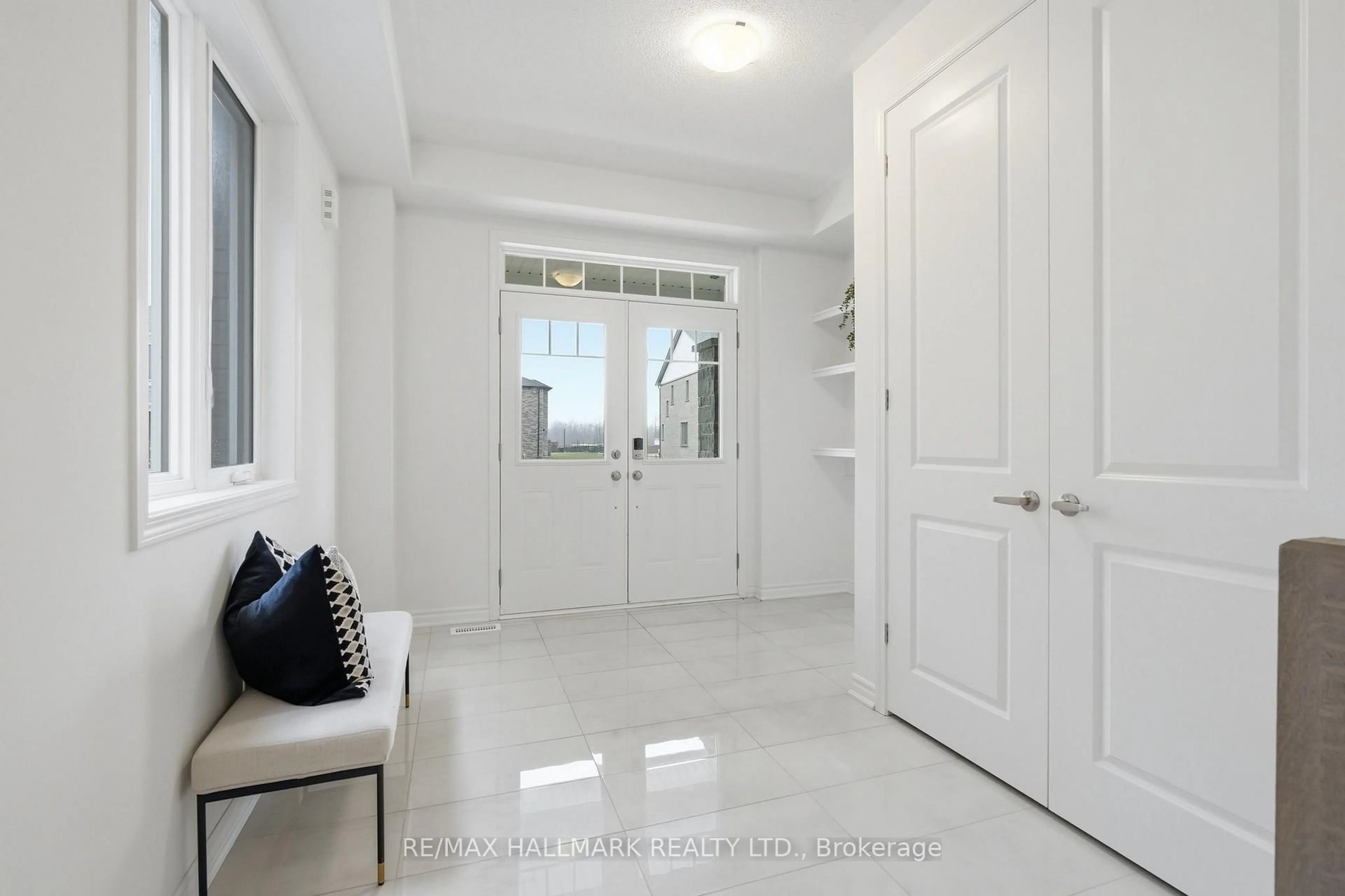 Indoor entryway for 610 Newlove St, Innisfil Ontario L9S 0S2