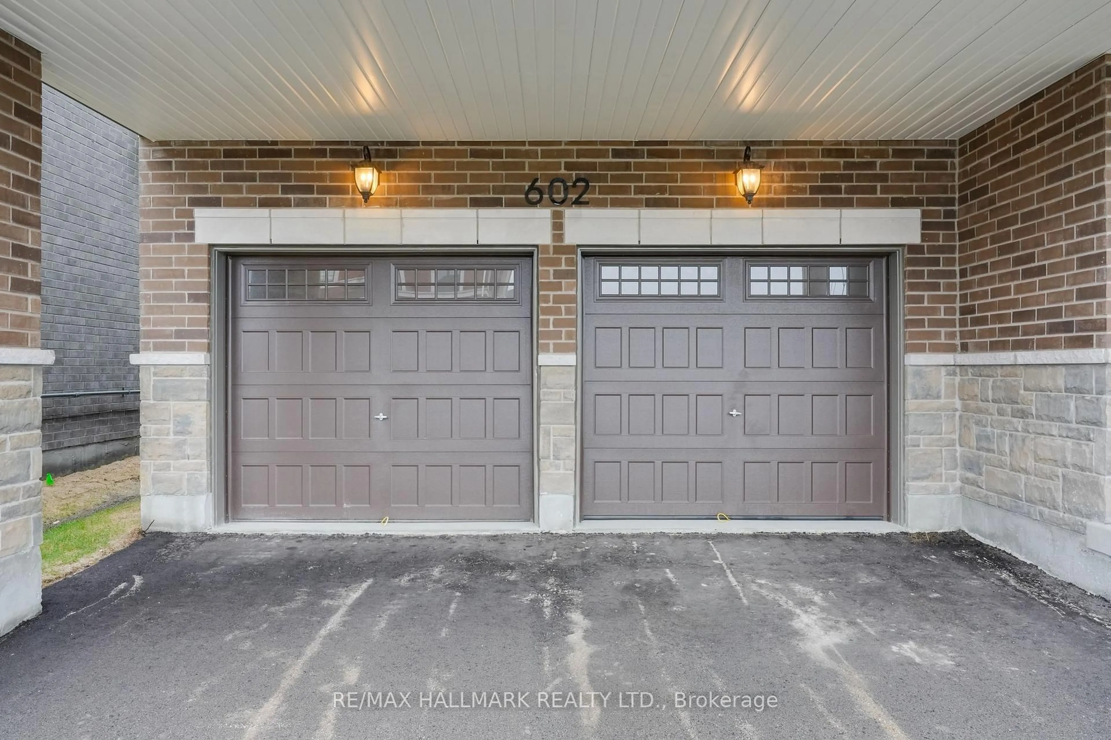 Indoor garage for 602 Newlove St, Innisfil Ontario L9S 0S2