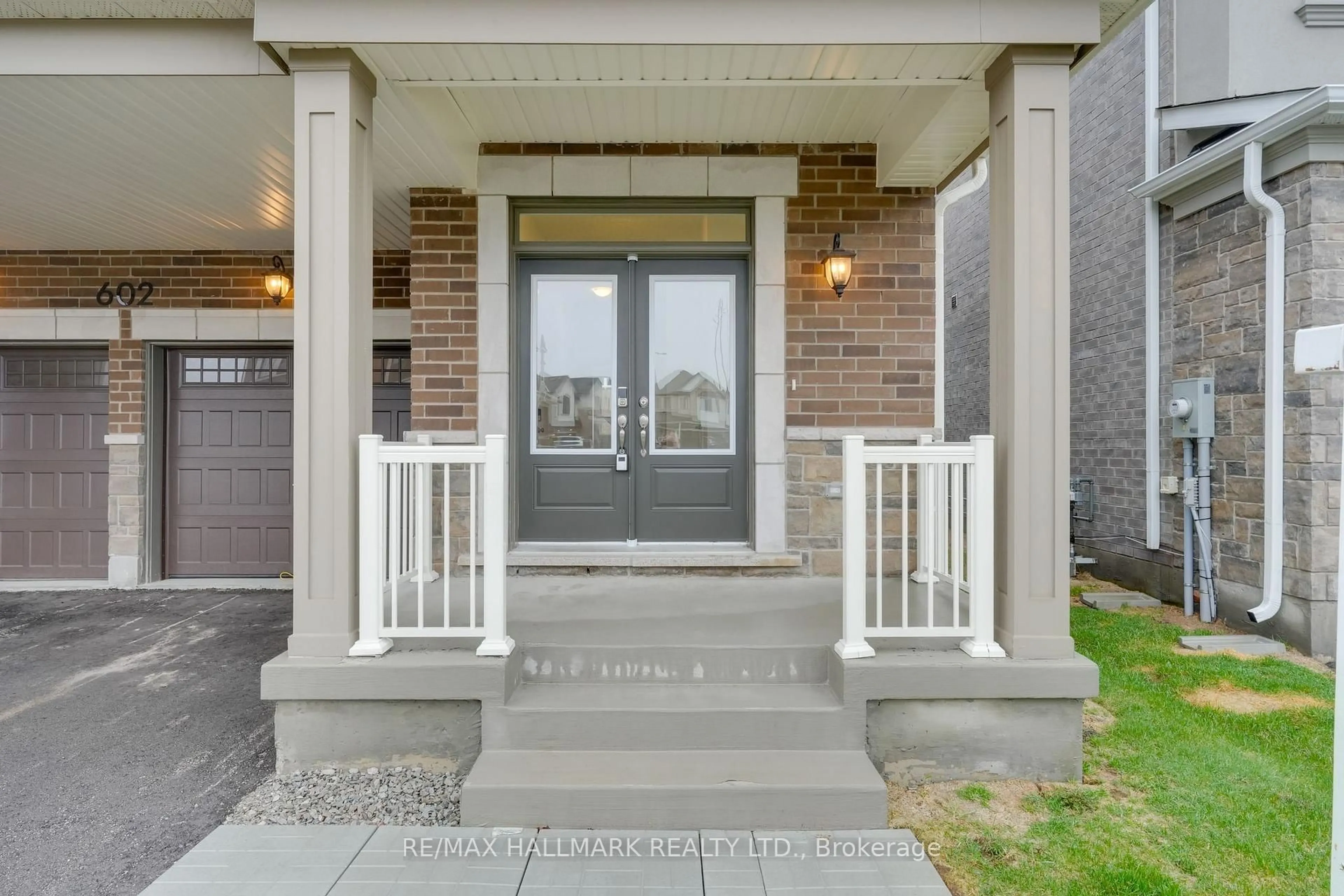 Indoor entryway for 602 Newlove St, Innisfil Ontario L9S 0S2