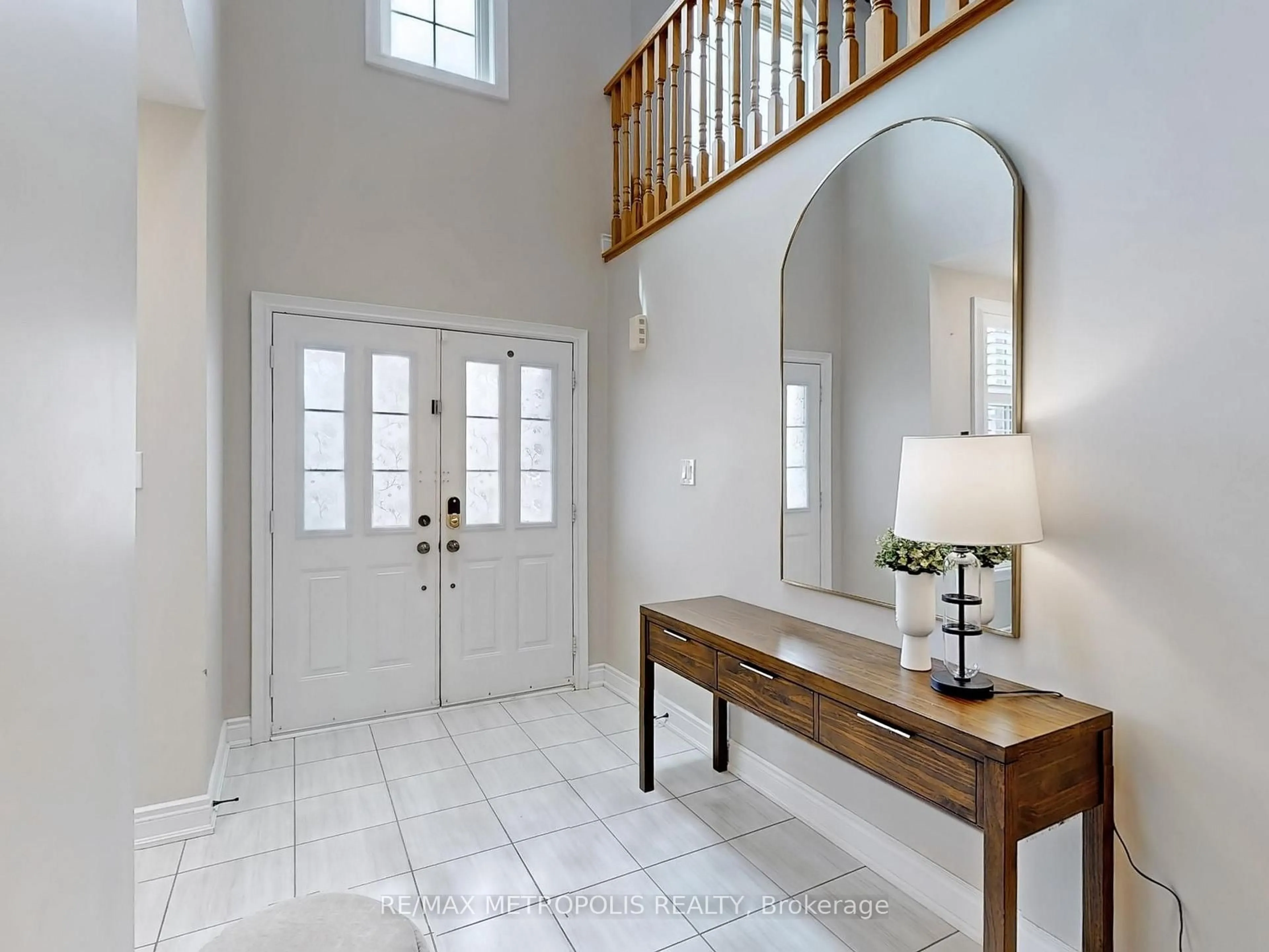 Indoor entryway for 124 Milby Cres, Bradford West Gwillimbury Ontario L3Z 0X8