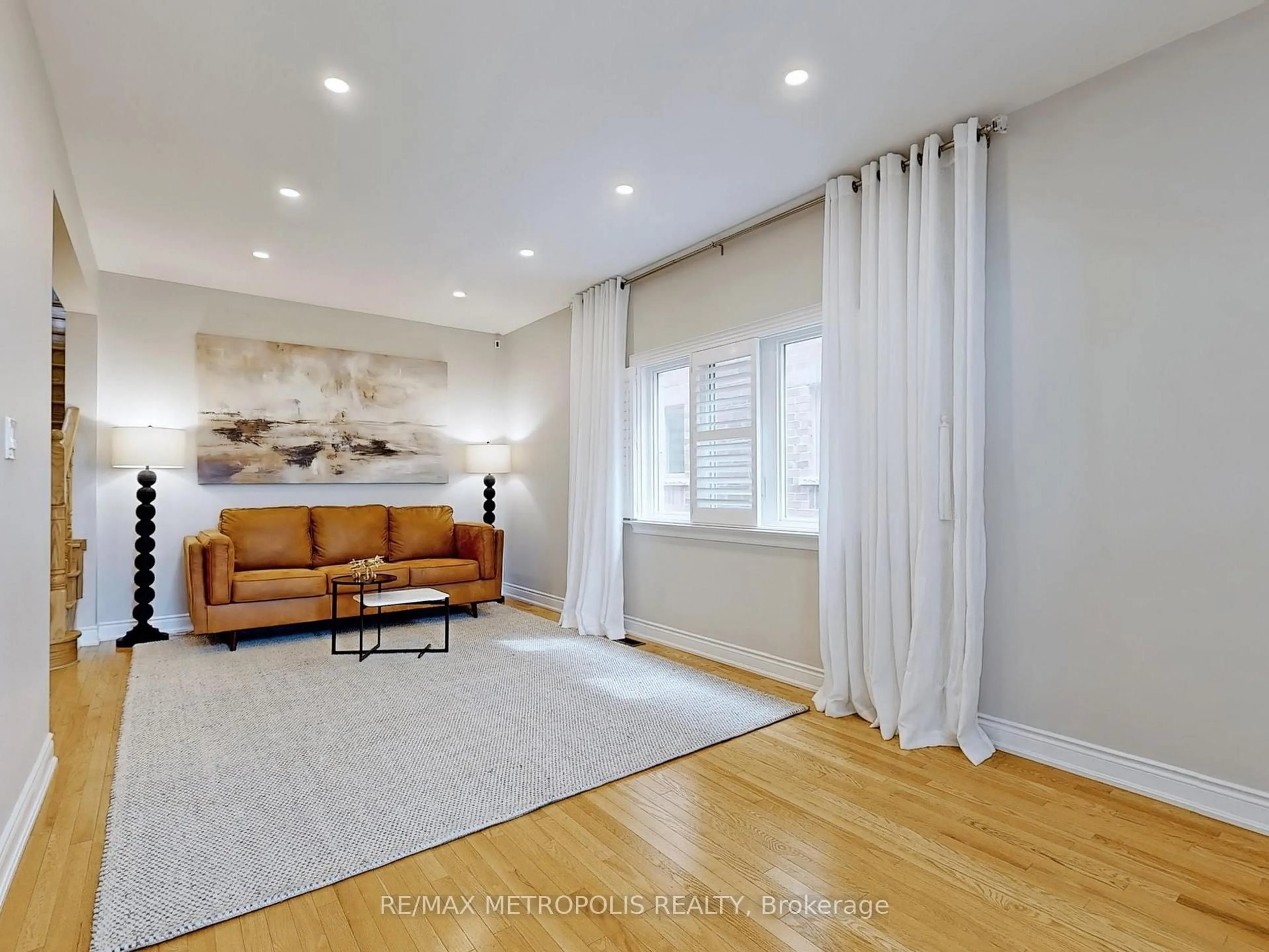 Living room with furniture, unknown for 124 Milby Cres, Bradford West Gwillimbury Ontario L3Z 0X8