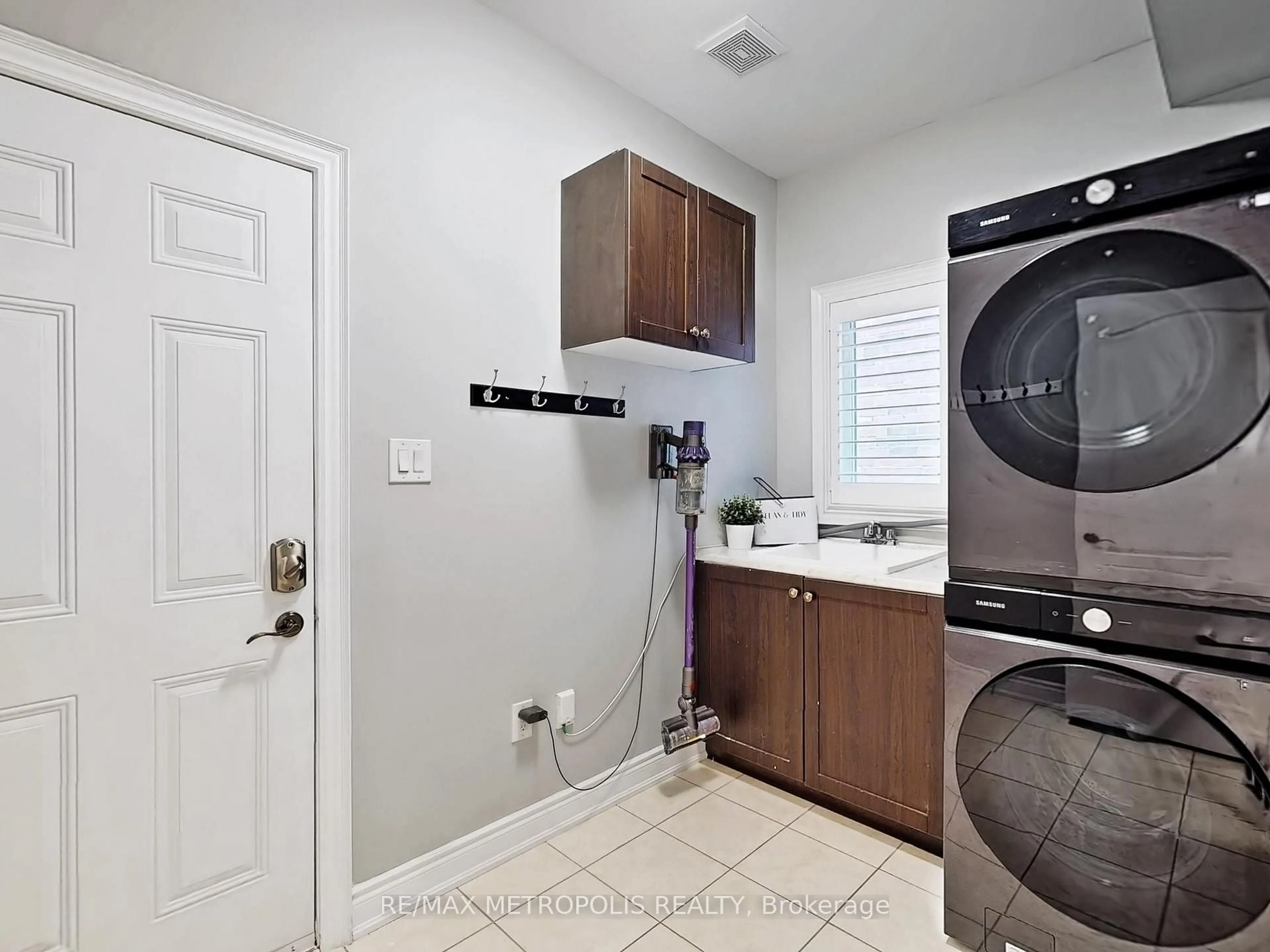 Laundry room for 124 Milby Cres, Bradford West Gwillimbury Ontario L3Z 0X8