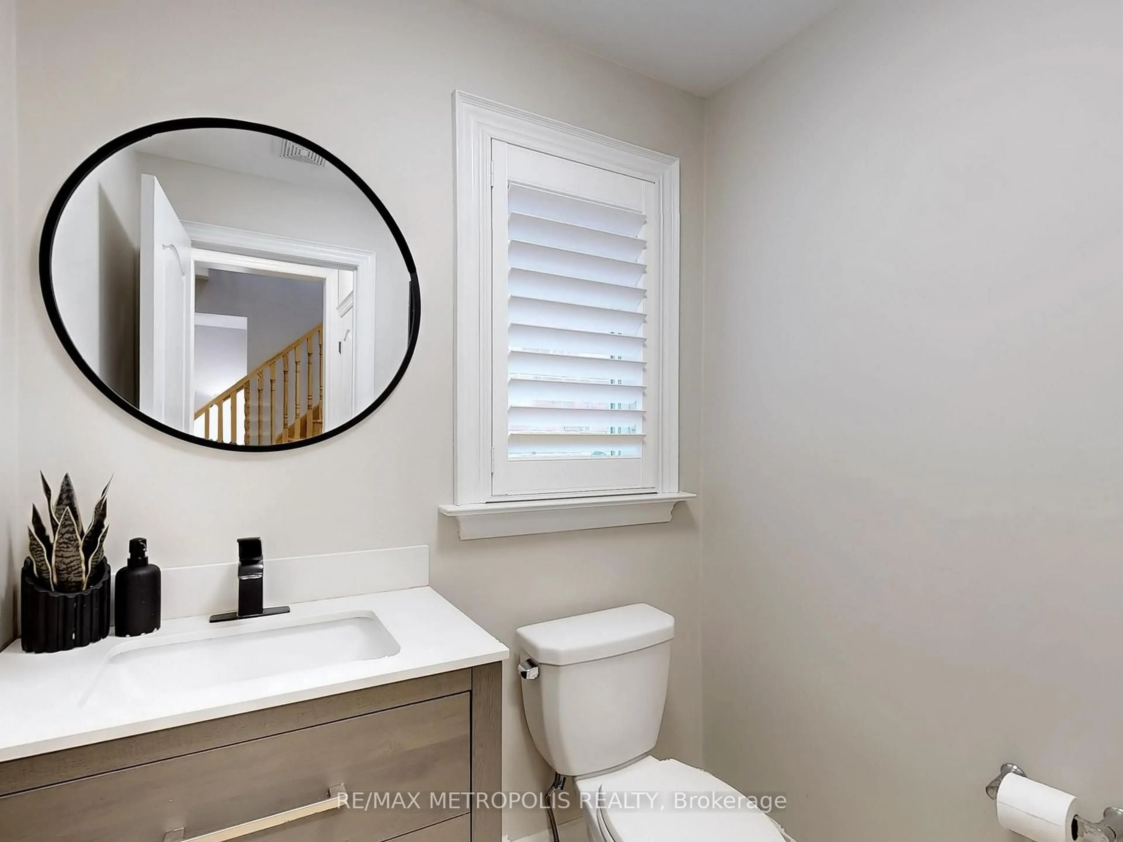 Contemporary bathroom, ceramic/tile floor for 124 Milby Cres, Bradford West Gwillimbury Ontario L3Z 0X8