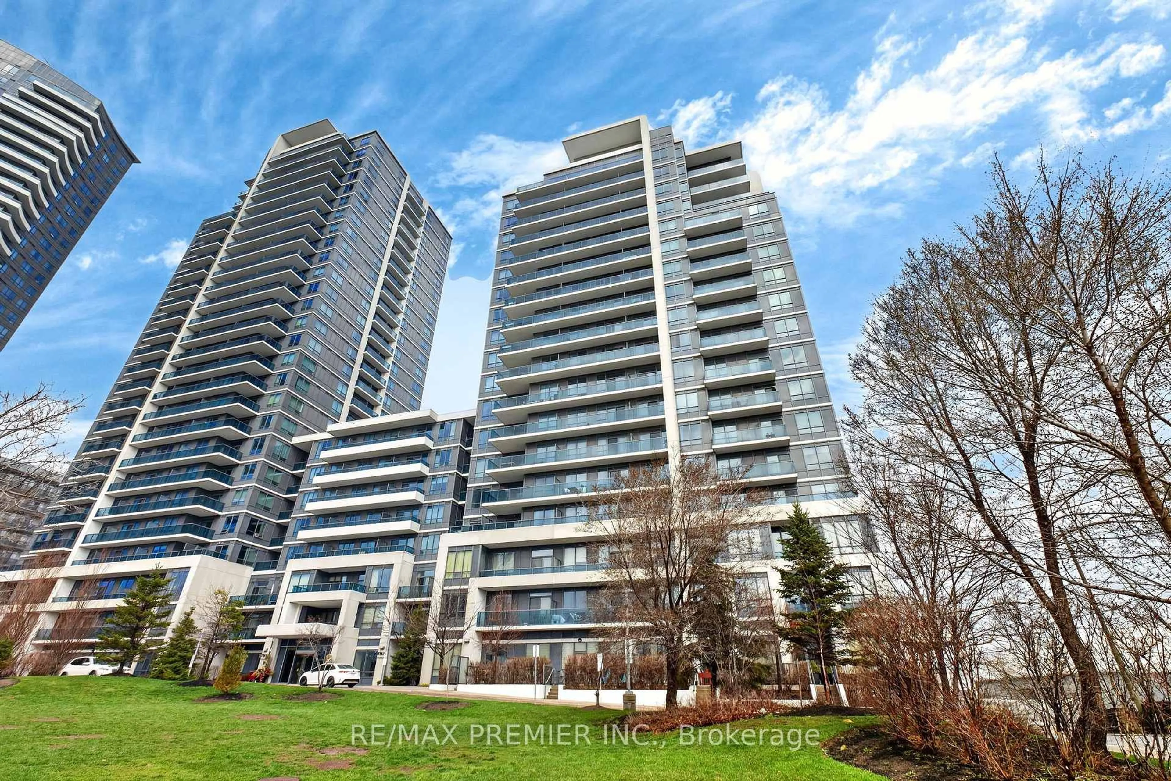 A pic from outside/outdoor area/front of a property/back of a property/a pic from drone, city buildings view from balcony for 7167 Yonge St #608, Markham Ontario L3T 0E1