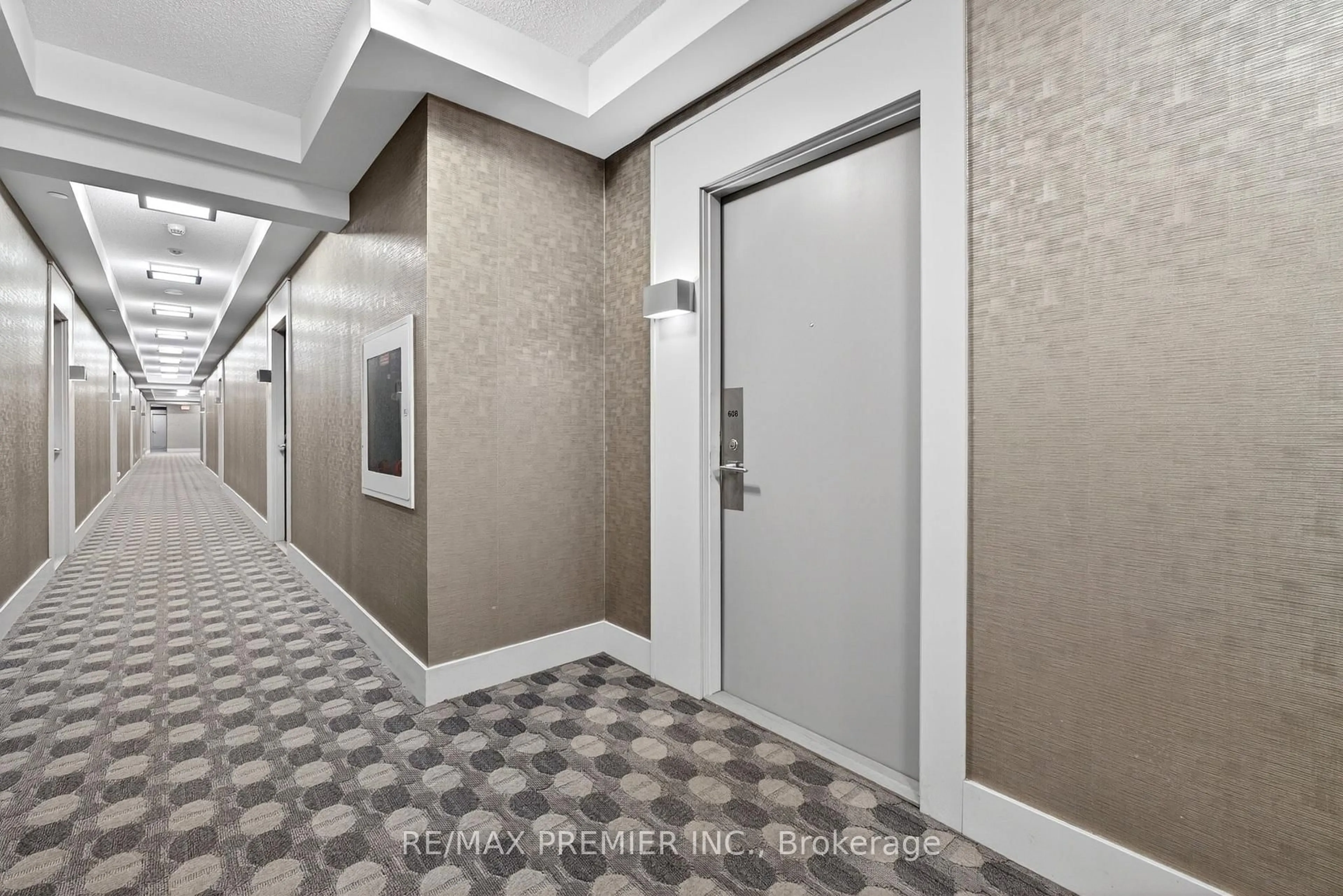 Indoor foyer for 7167 Yonge St #608, Markham Ontario L3T 0E1