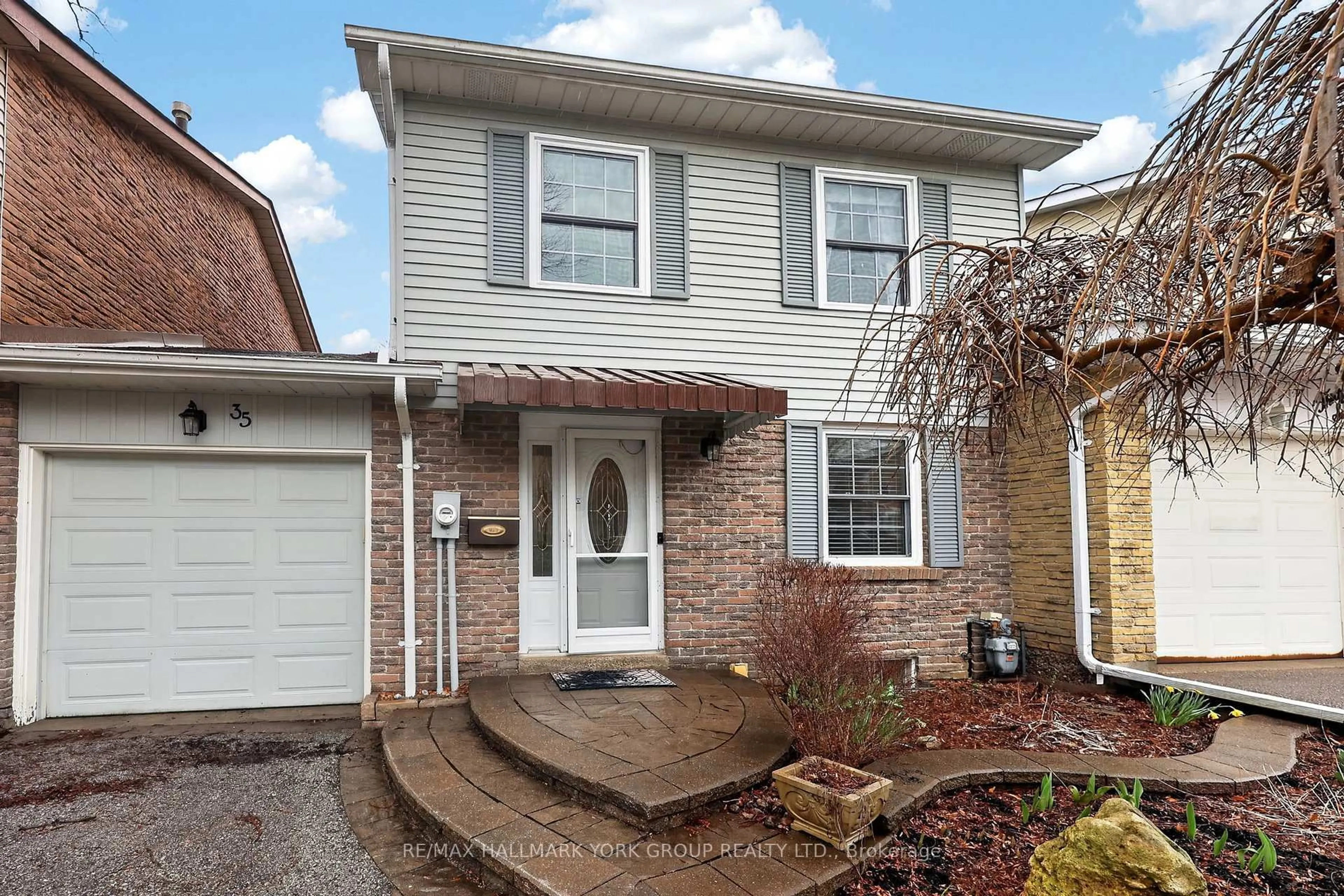 Home with vinyl exterior material, street for 35 Parkland Crt, Aurora Ontario L4G 3M5
