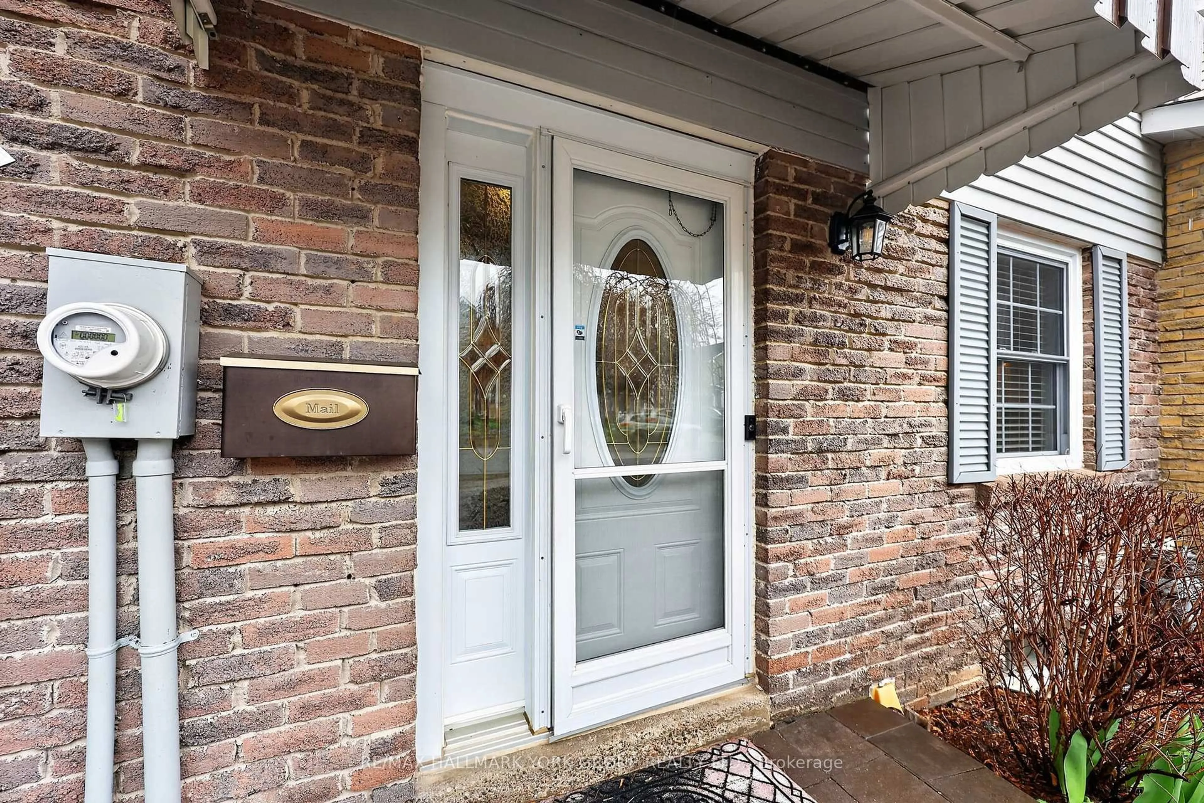 Indoor entryway for 35 Parkland Crt, Aurora Ontario L4G 3M5