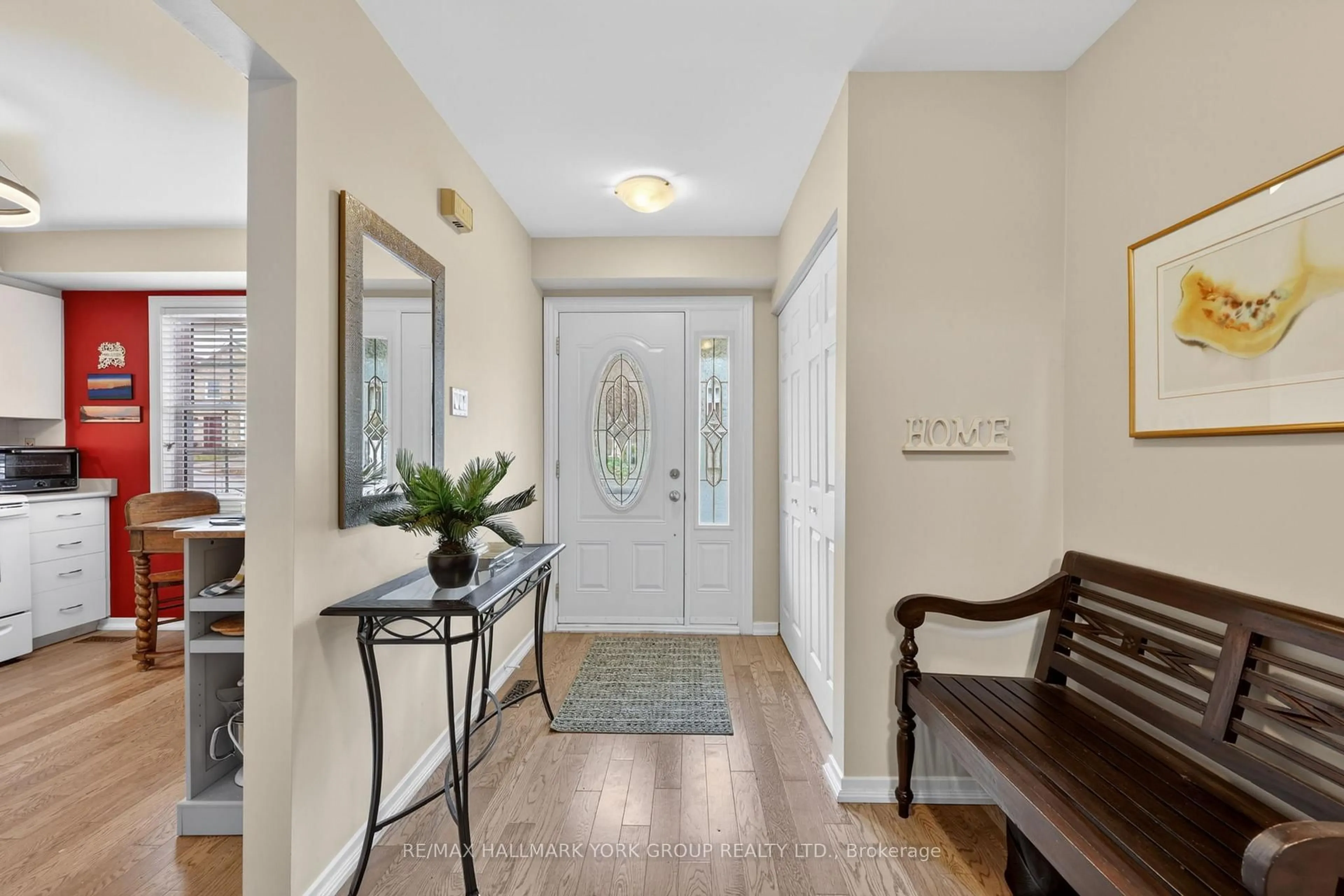 Indoor entryway for 35 Parkland Crt, Aurora Ontario L4G 3M5
