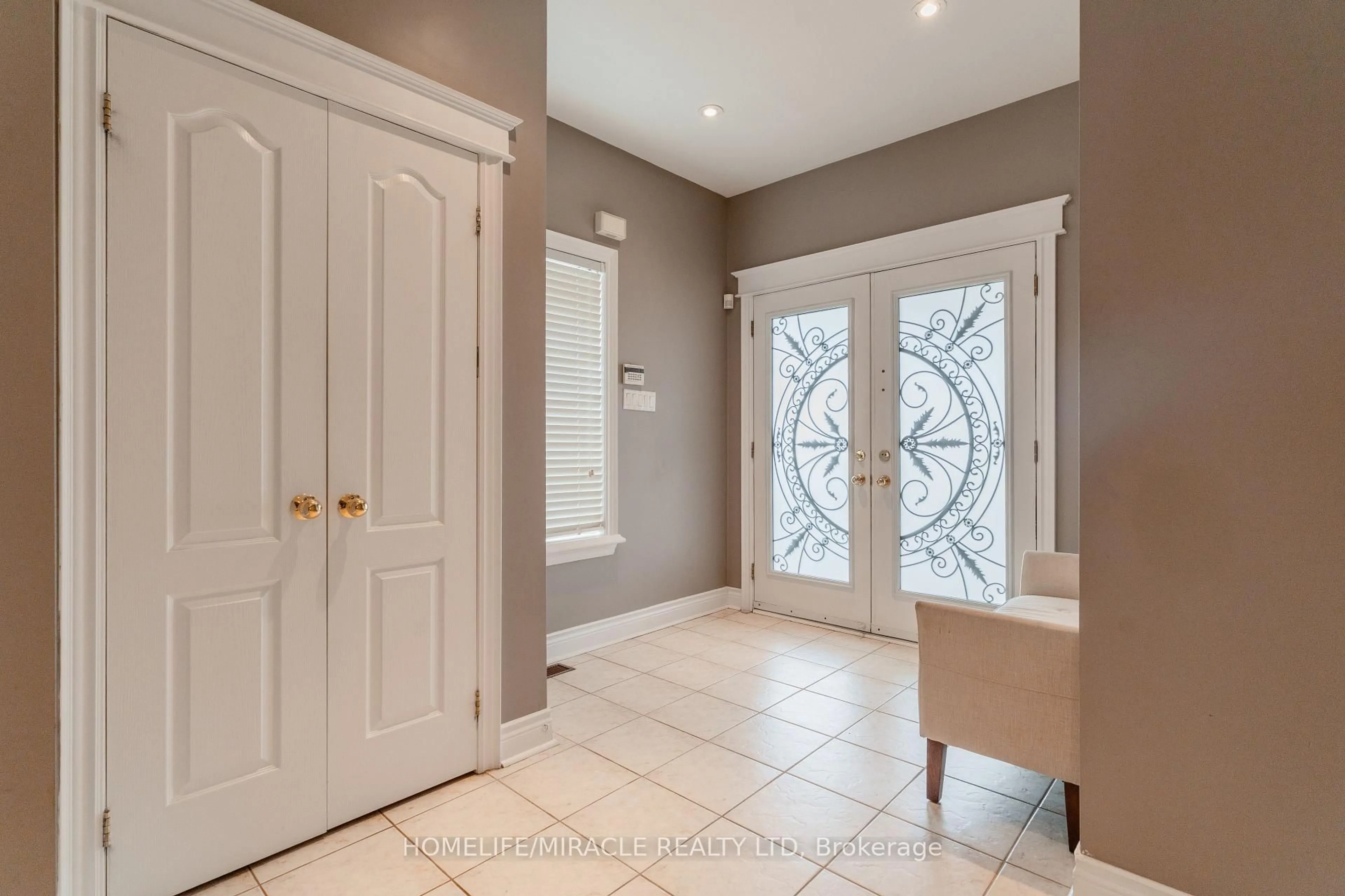 Indoor entryway for 31 Water Garden Lane, Vaughan Ontario L4H 1N2