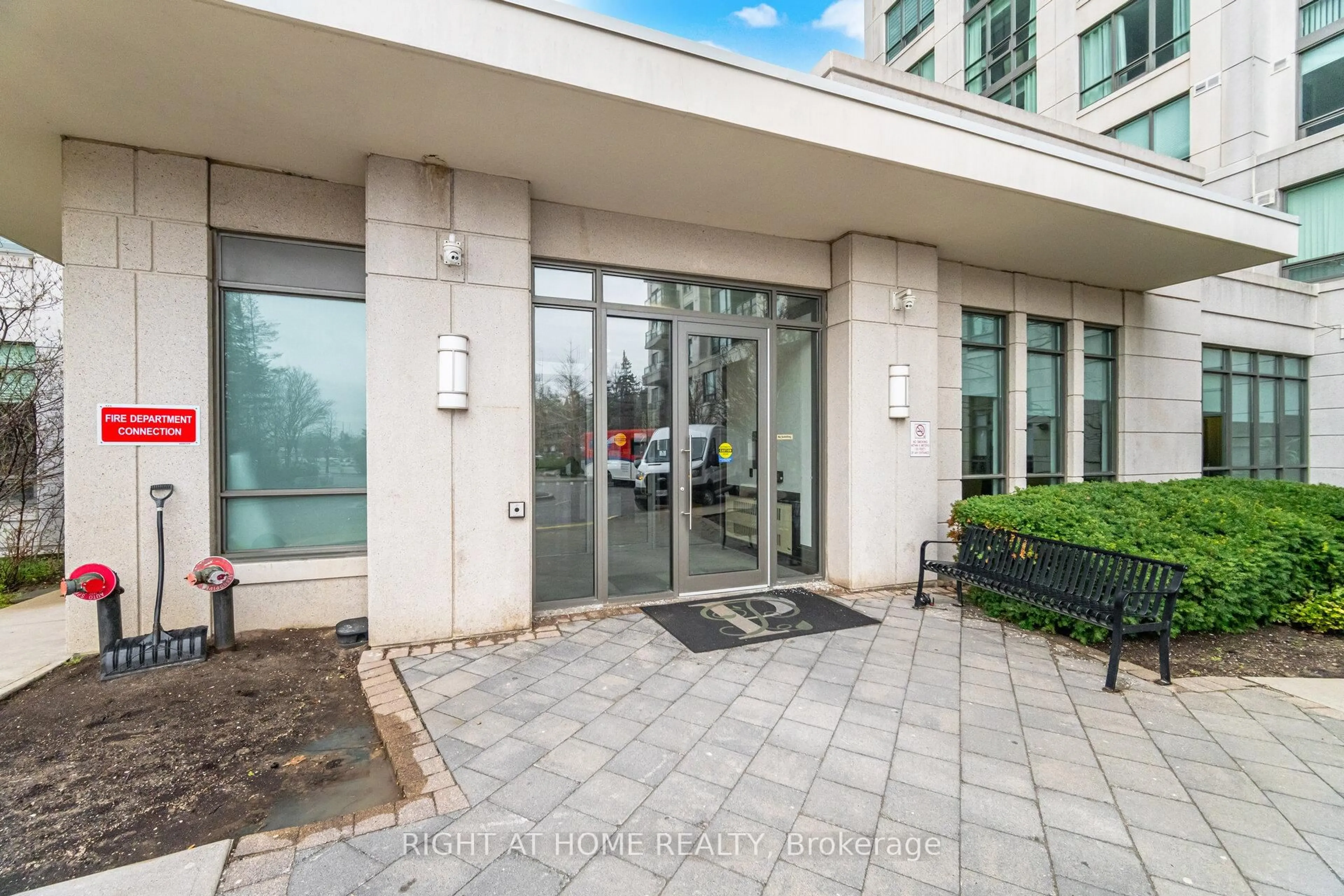 Indoor foyer for 88 Promenade Circ #1010, Vaughan Ontario L4J 9A4
