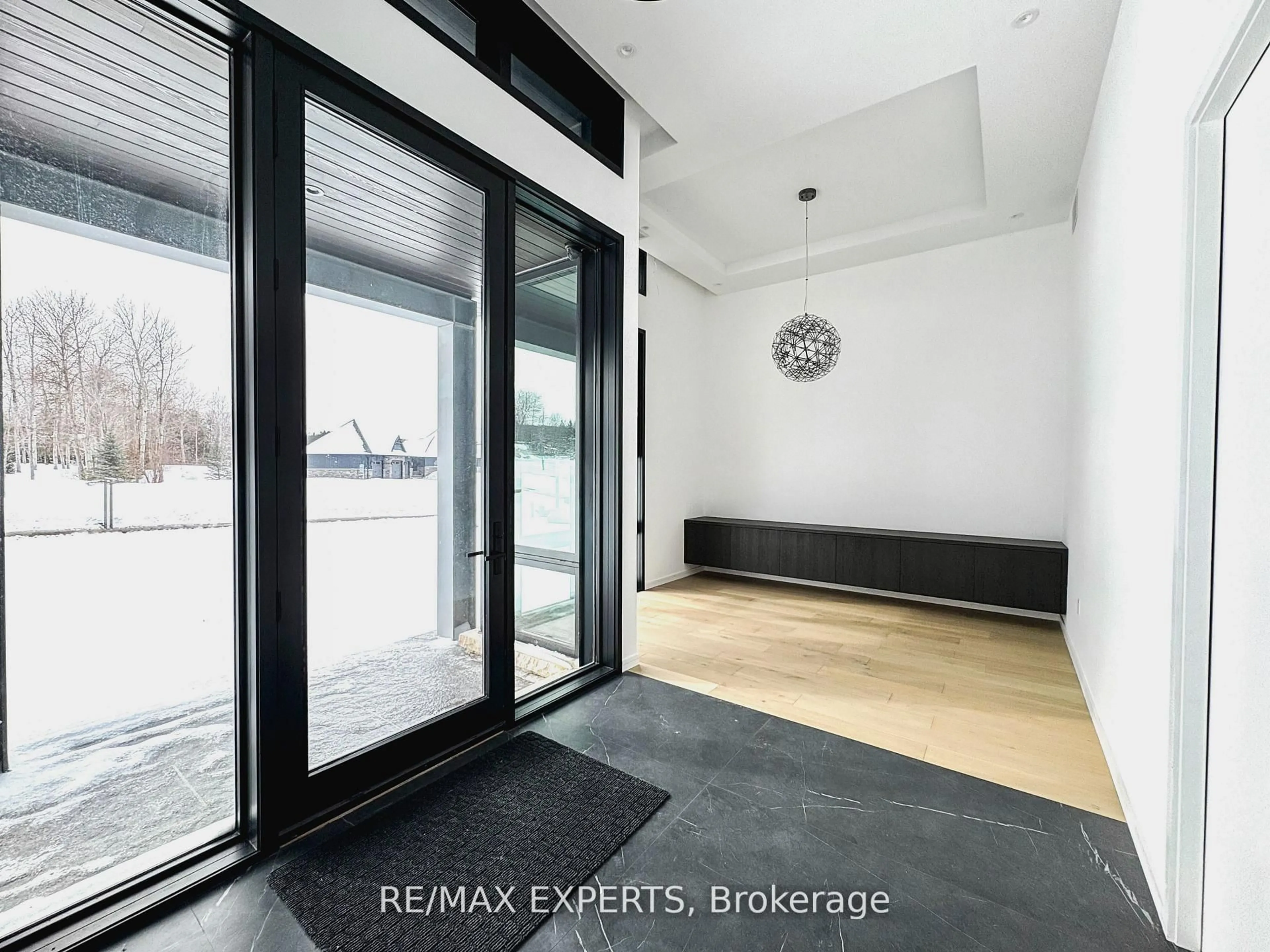 Indoor entryway for 130 Dale Cres, Bradford West Gwillimbury Ontario L0L 1L0