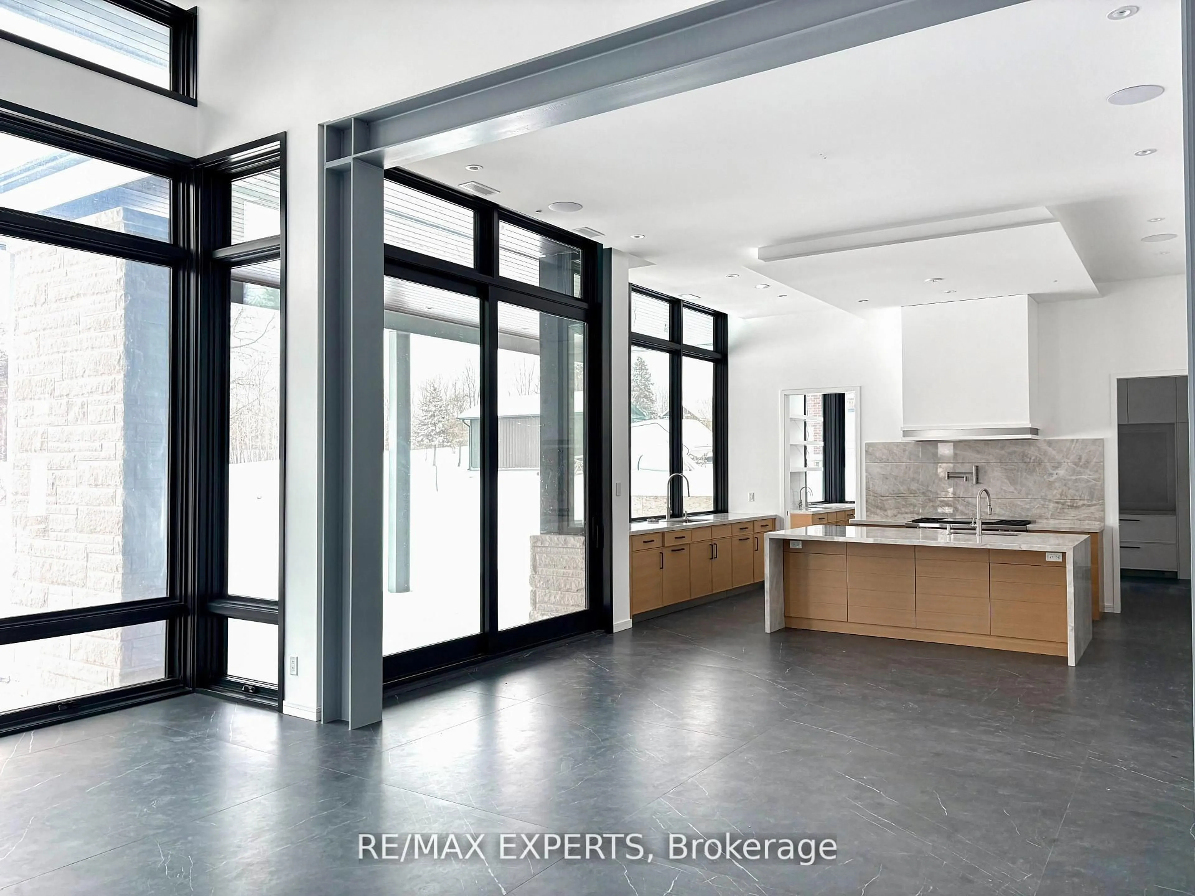 Indoor entryway for 130 Dale Cres, Bradford West Gwillimbury Ontario L0L 1L0