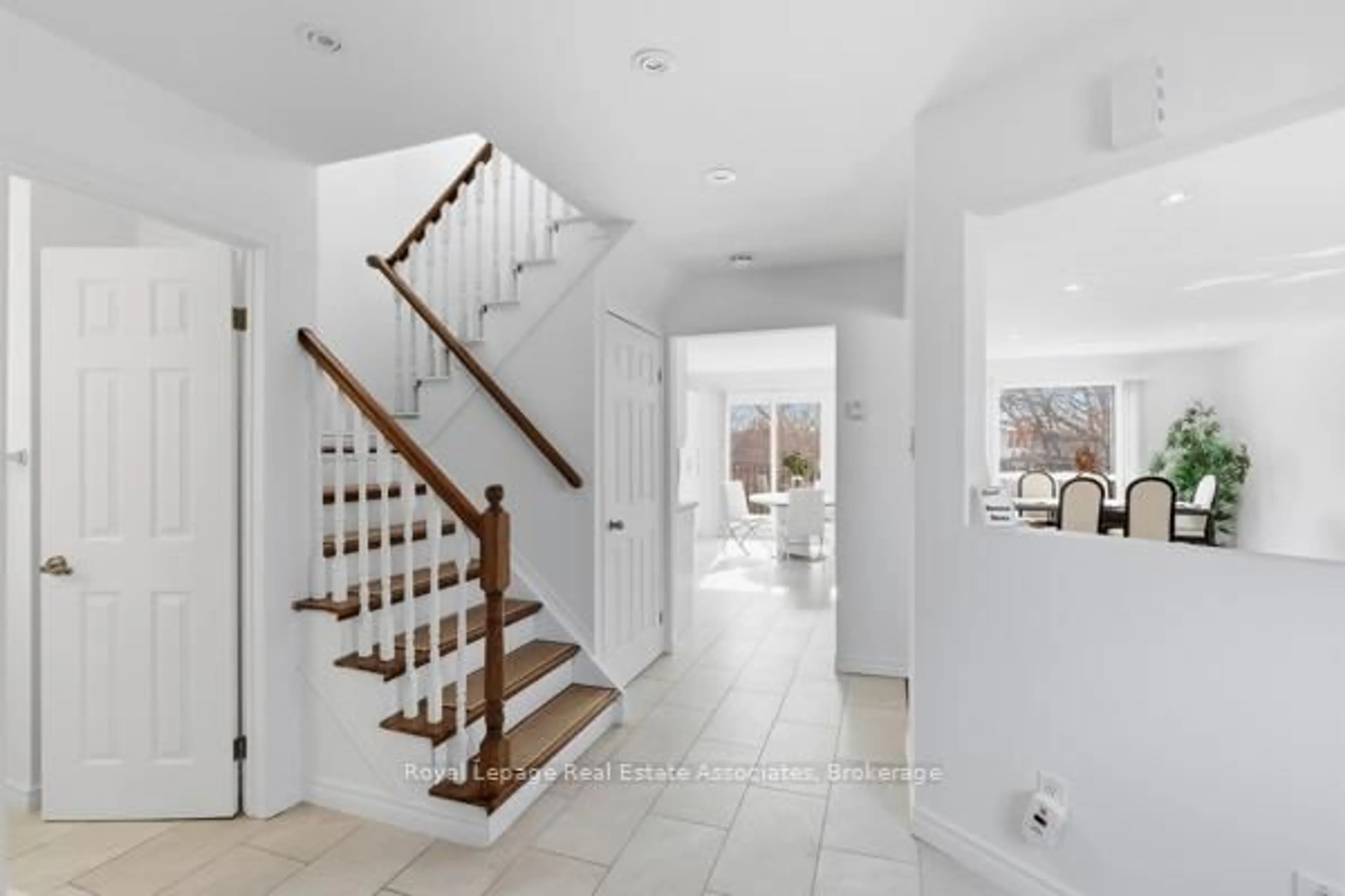 Indoor entryway for 115 Coles Ave, Vaughan Ontario L4L 1L8