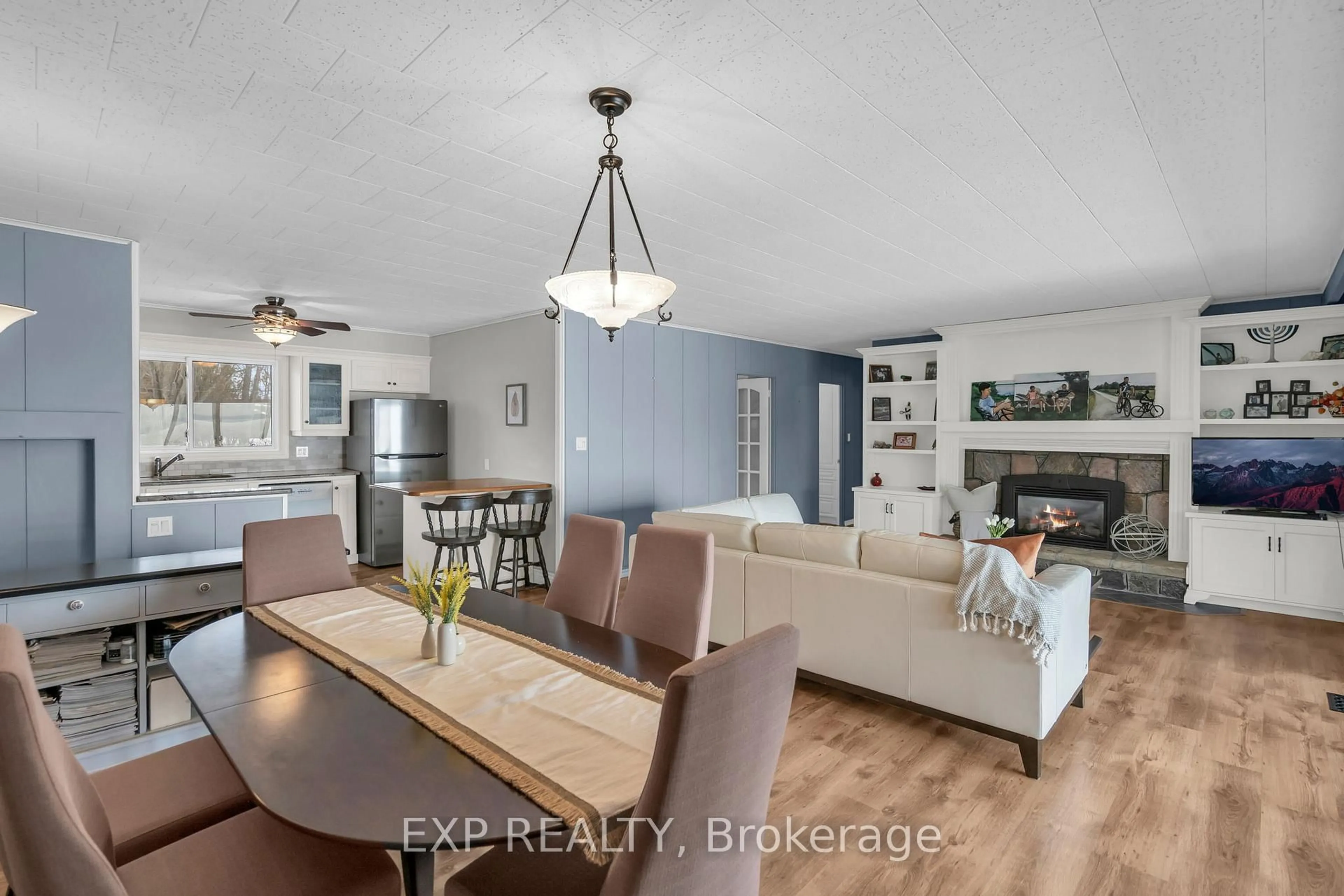 Open concept kitchen, wood/laminate floor for 561 Duclos Point Rd, Georgina Ontario L0E 1N0