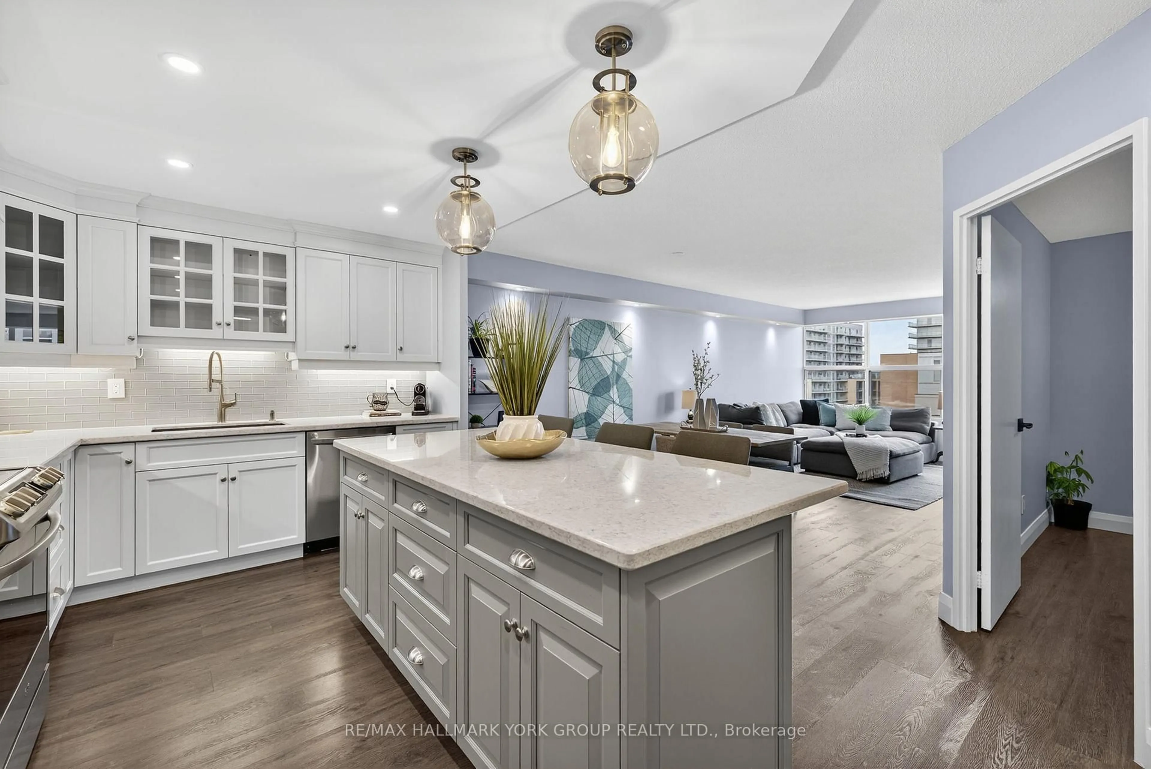 Open concept kitchen, ceramic/tile floor for 250 Davis Dr #906, Newmarket Ontario L3Y 7T7