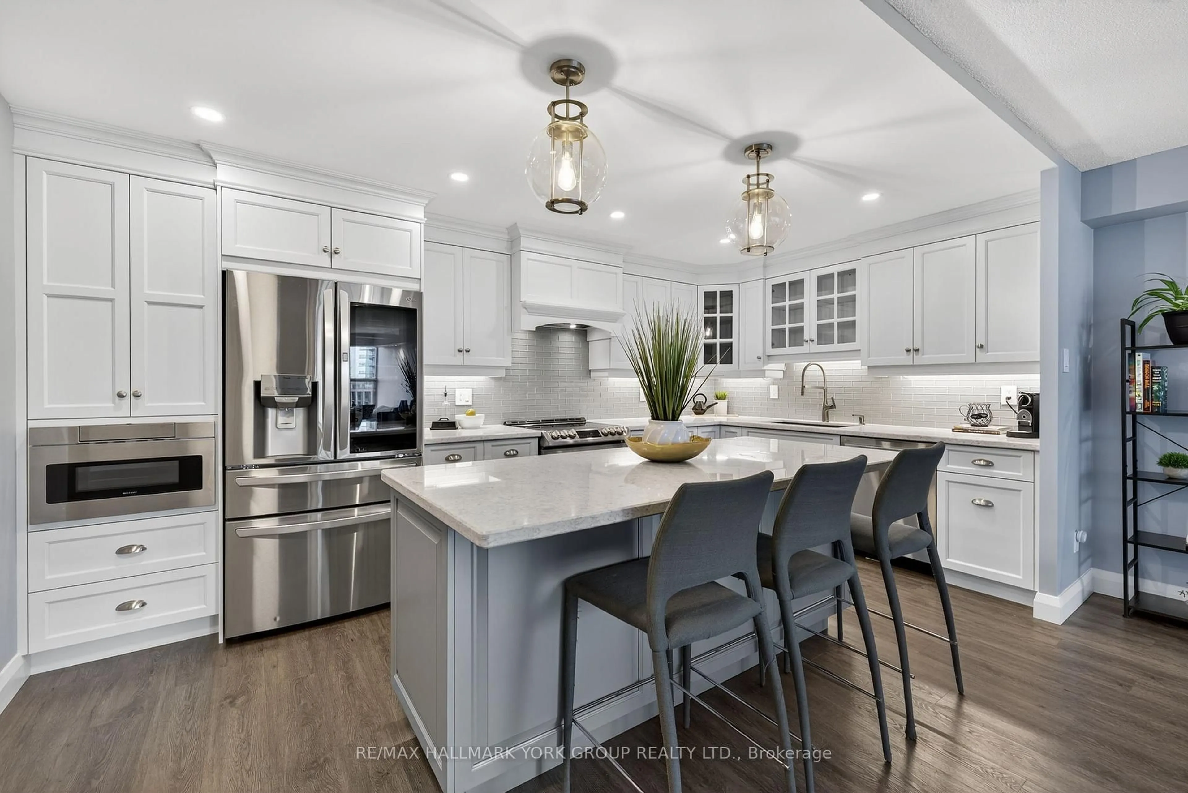 Open concept kitchen, ceramic/tile floor for 250 Davis Dr #906, Newmarket Ontario L3Y 7T7