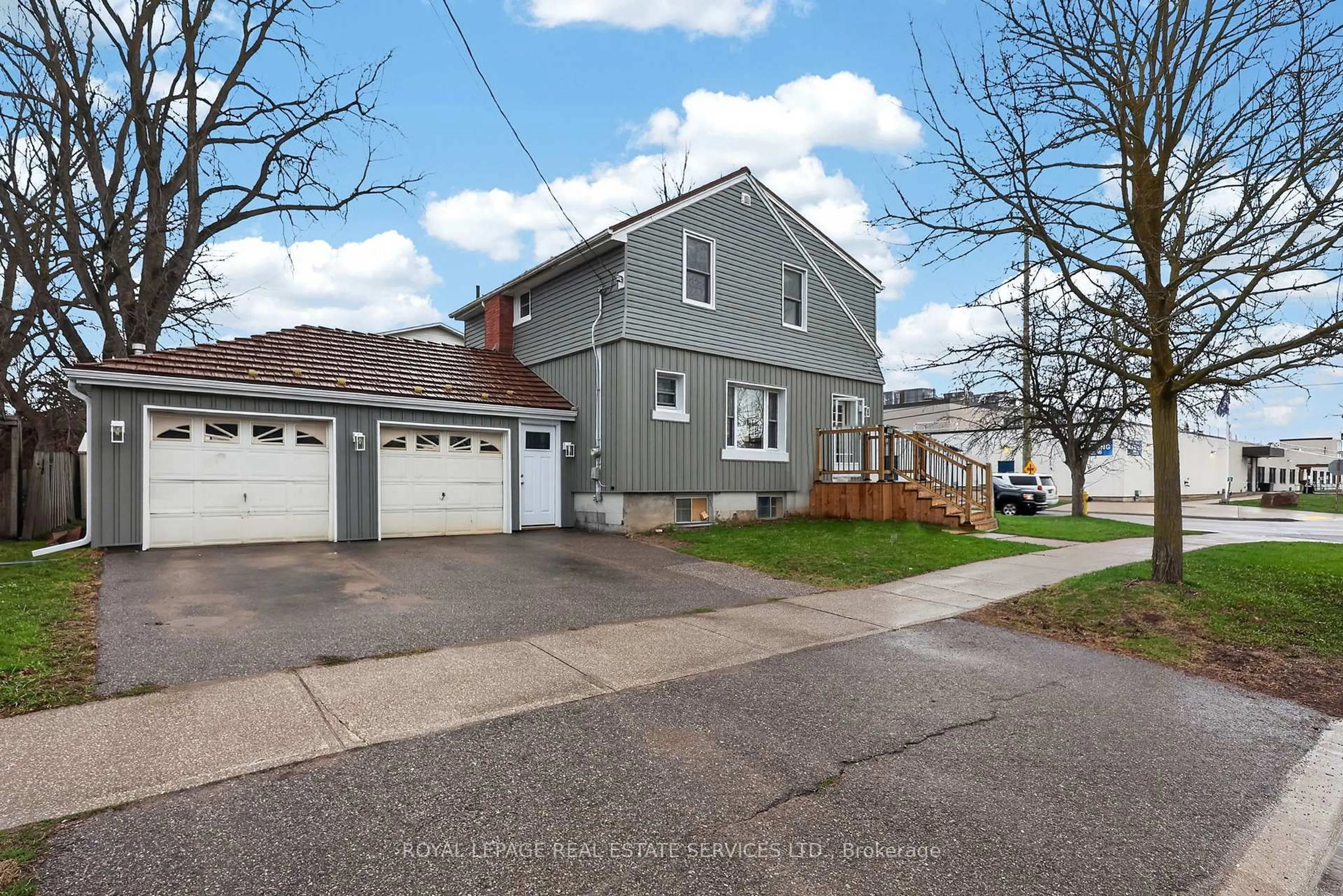 Home with vinyl exterior material, street for 71 Centre St, New Tecumseth Ontario L9R 1J4