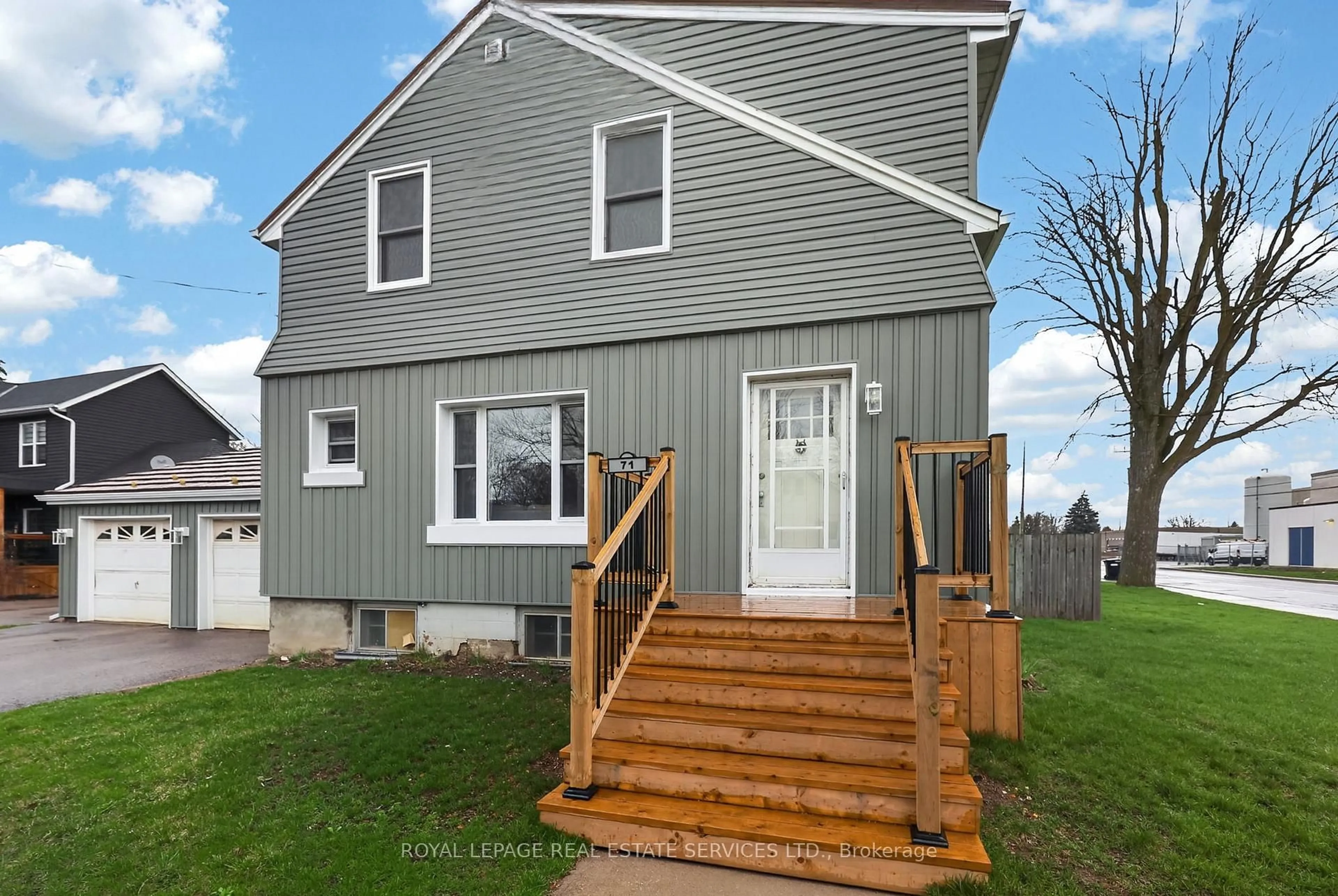 Home with vinyl exterior material, street for 71 Centre St, New Tecumseth Ontario L9R 1J4