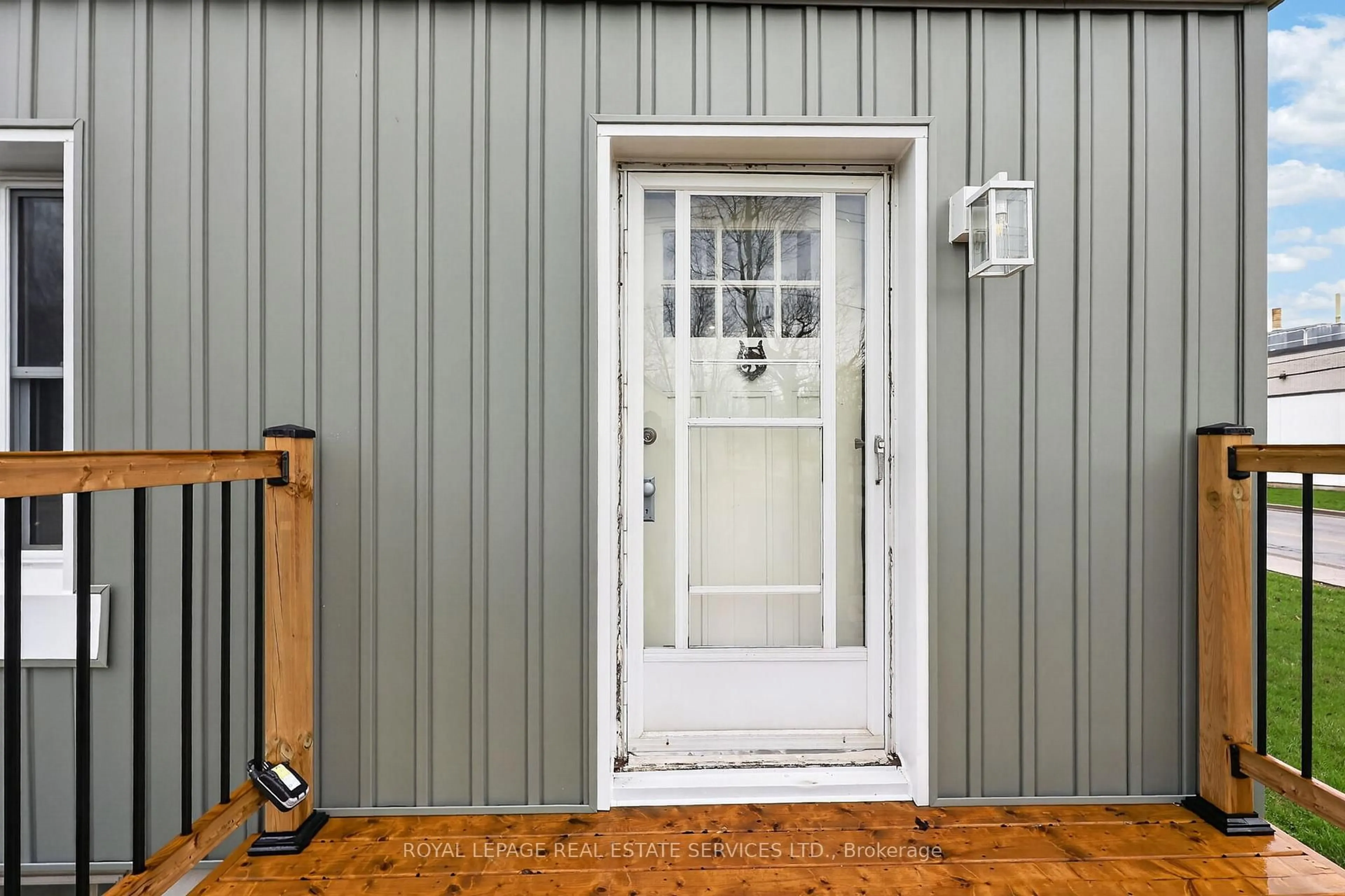 Indoor entryway for 71 Centre St, New Tecumseth Ontario L9R 1J4