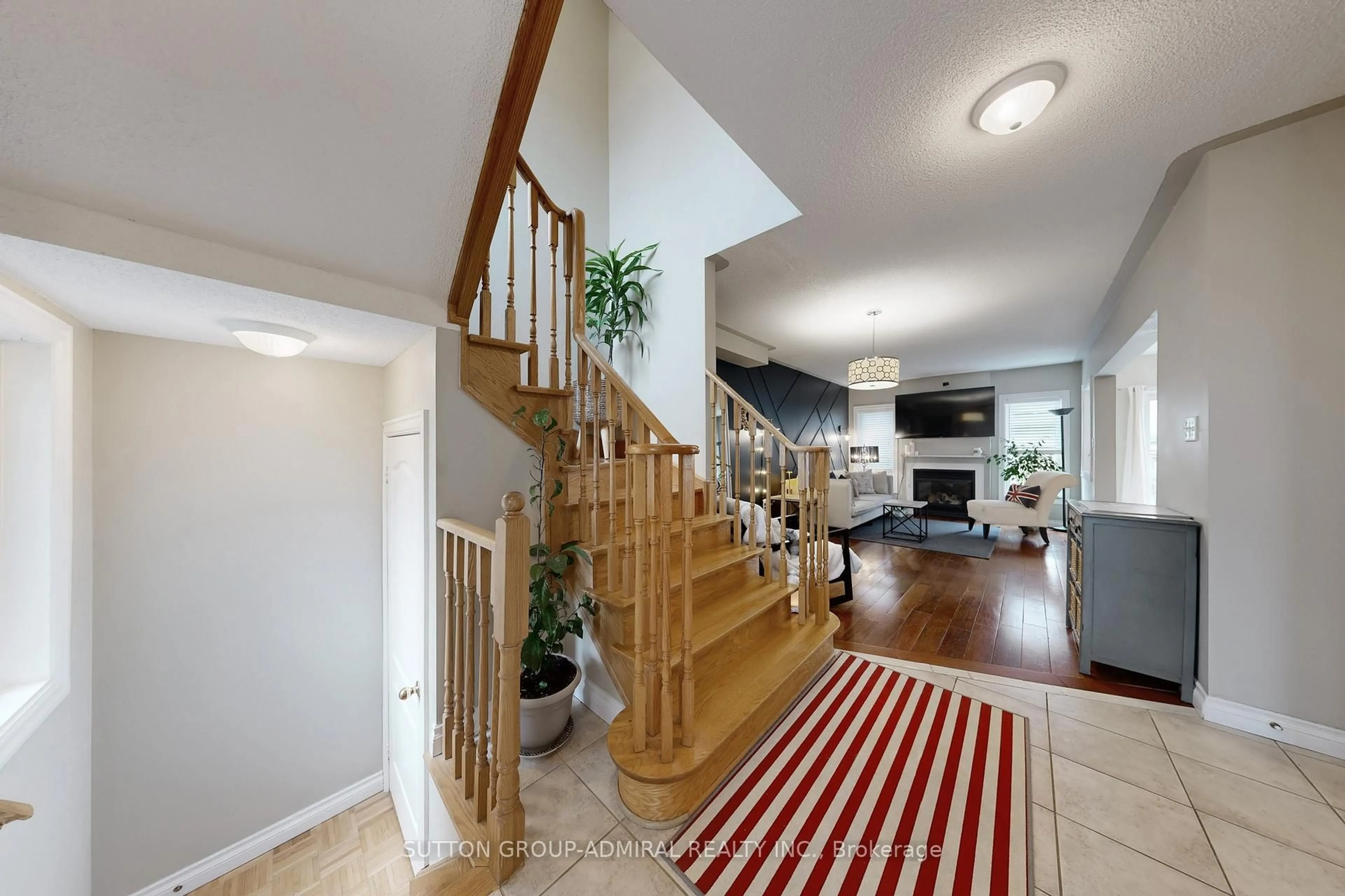 Indoor foyer for 80 Walkview Cres, Richmond Hill Ontario L4E 4H6