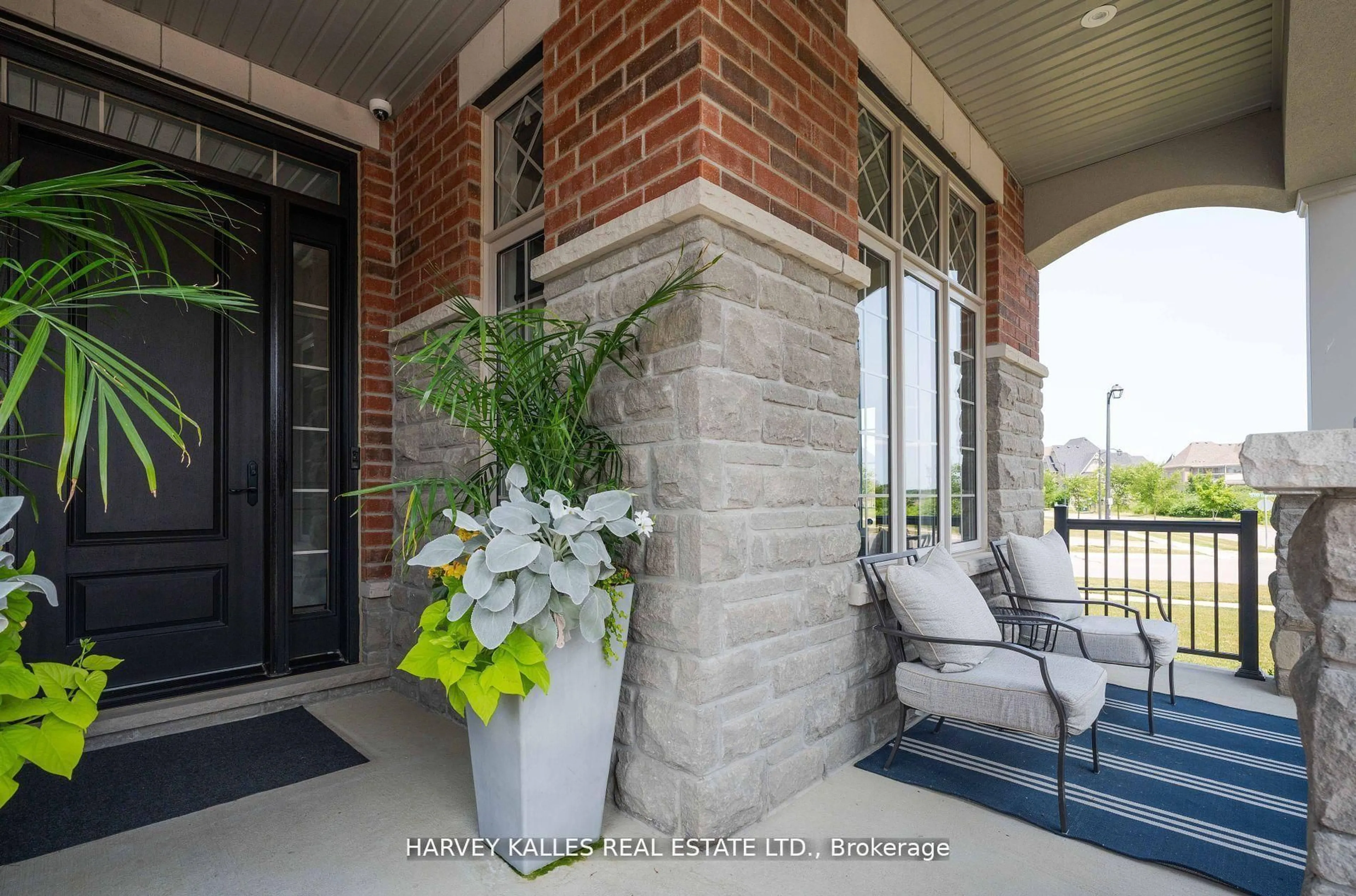 Indoor entryway for 4 Larkin Ave, King Ontario L7B 0N8