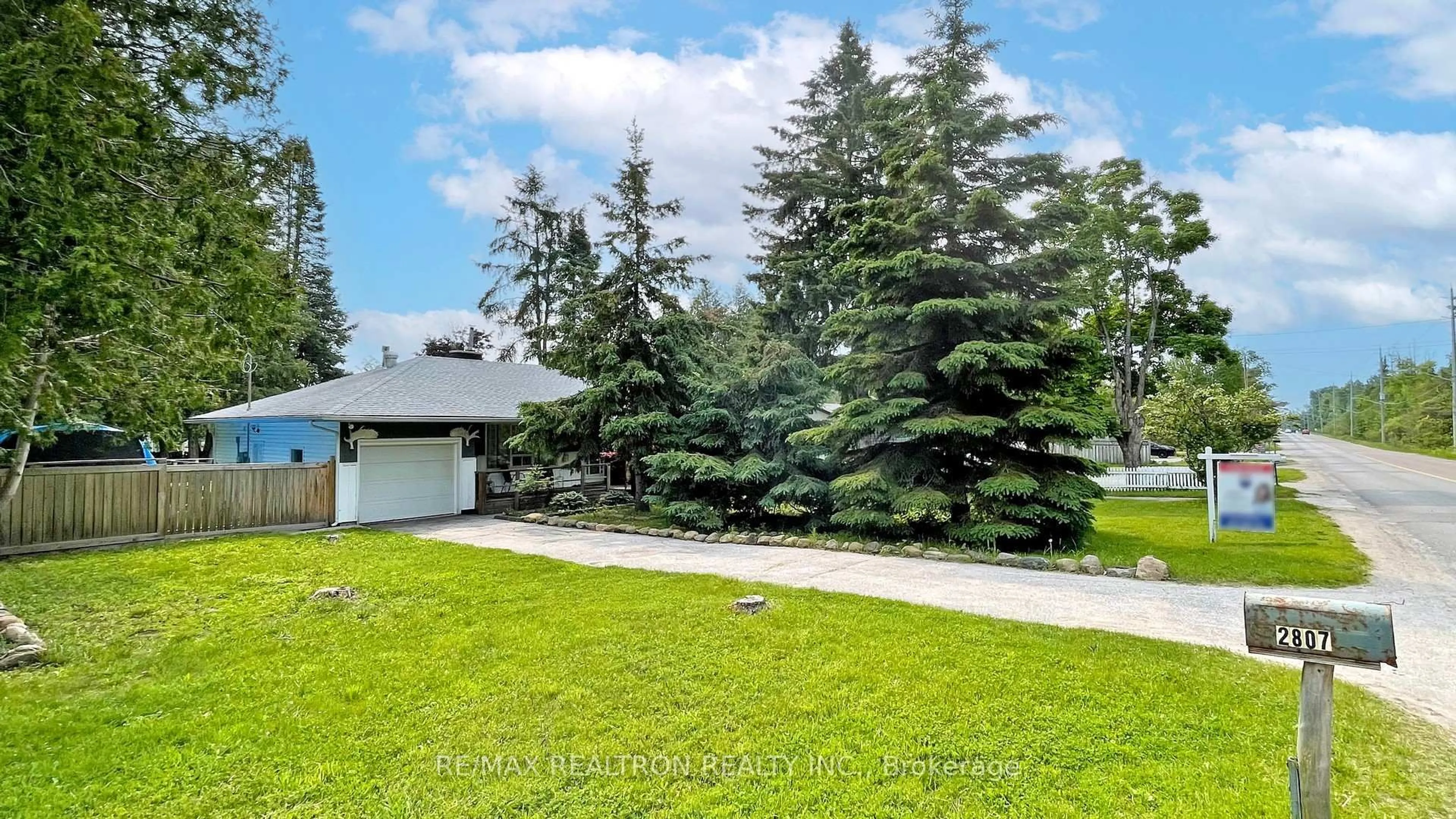 A pic from outside/outdoor area/front of a property/back of a property/a pic from drone, unknown for 2807 25th Sdrd, Innisfil Ontario L9S 3T2