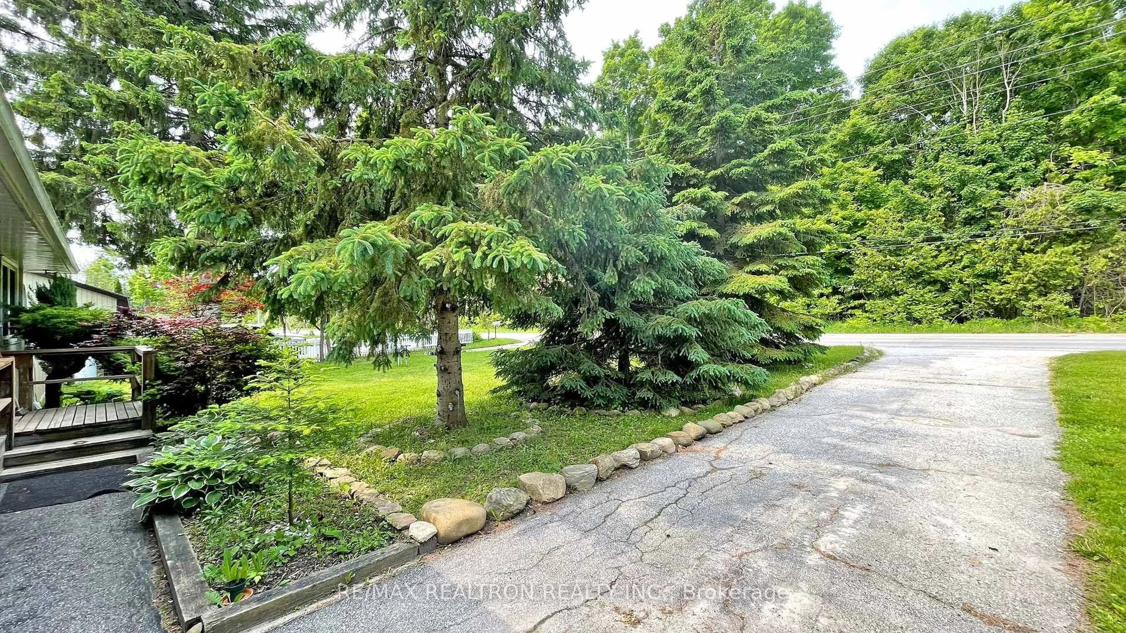 Patio, forest/trees view for 2807 25th Sdrd, Innisfil Ontario L9S 3T2