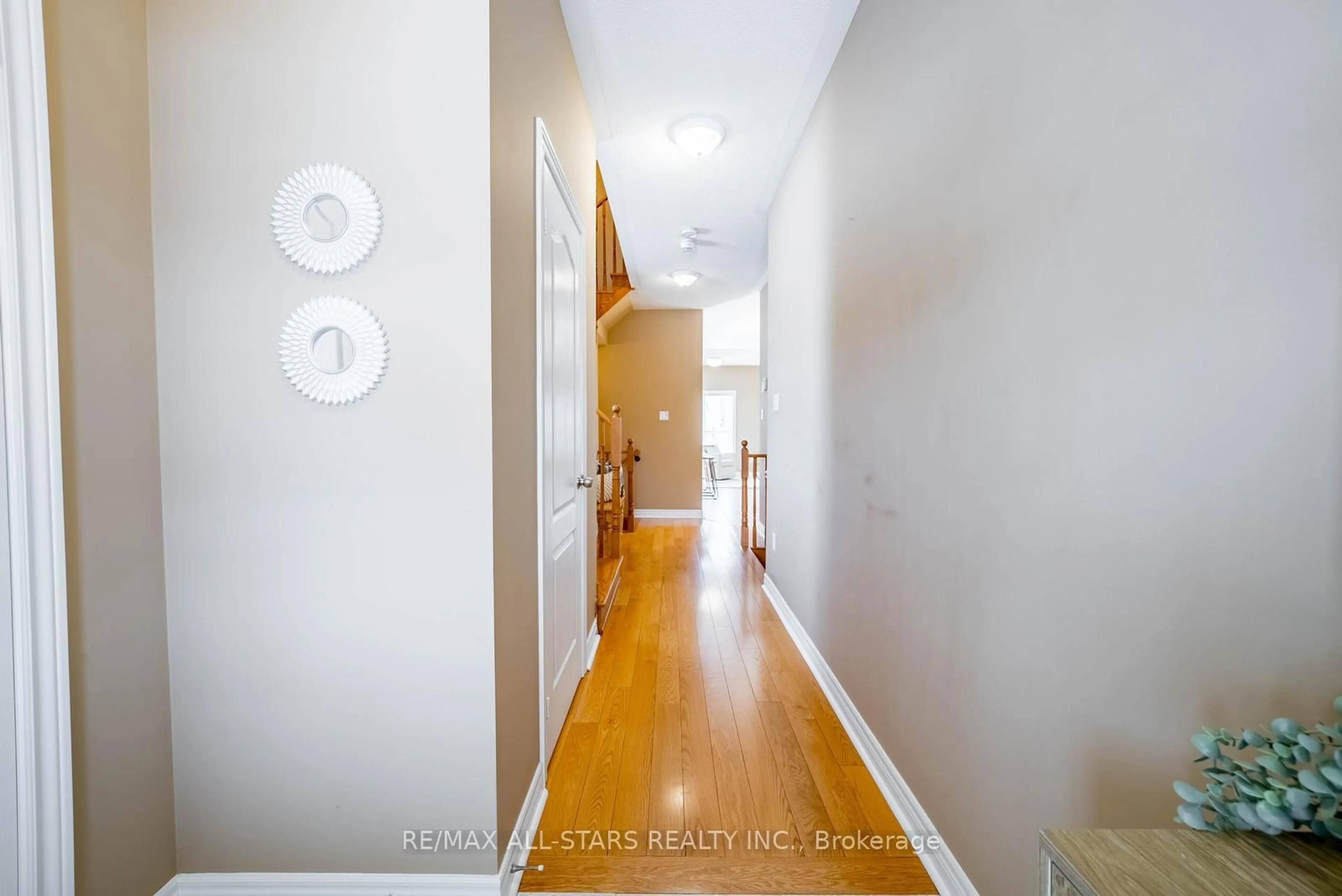 Indoor entryway for 2 Bud Doucette Crt, Uxbridge Ontario L9P 0E4