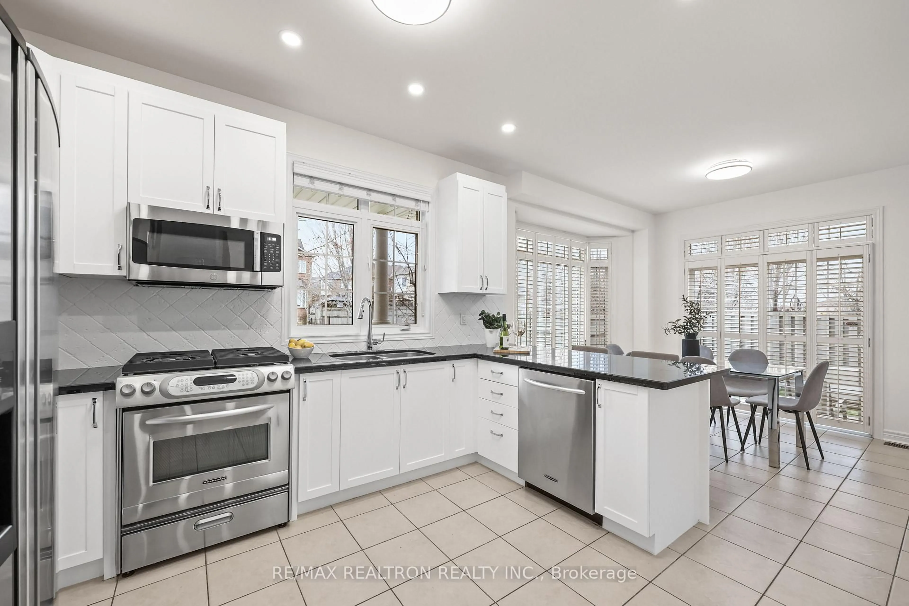 Open concept kitchen, ceramic/tile floor for 2 Serene Way, Vaughan Ontario L4J 8Z8