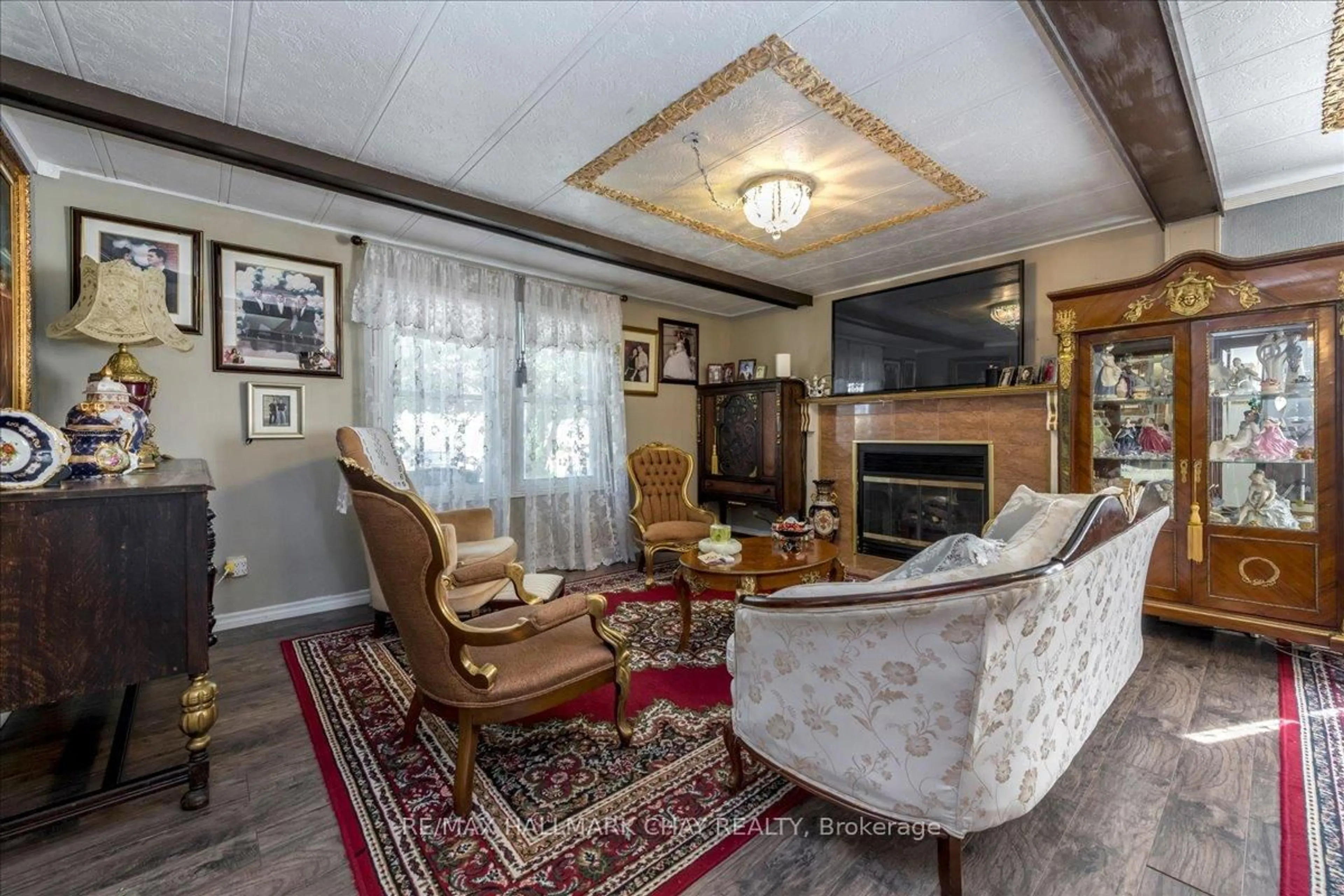 Living room with furniture, unknown for 43 Linden Lane, Innisfil Ontario L9S 1P2