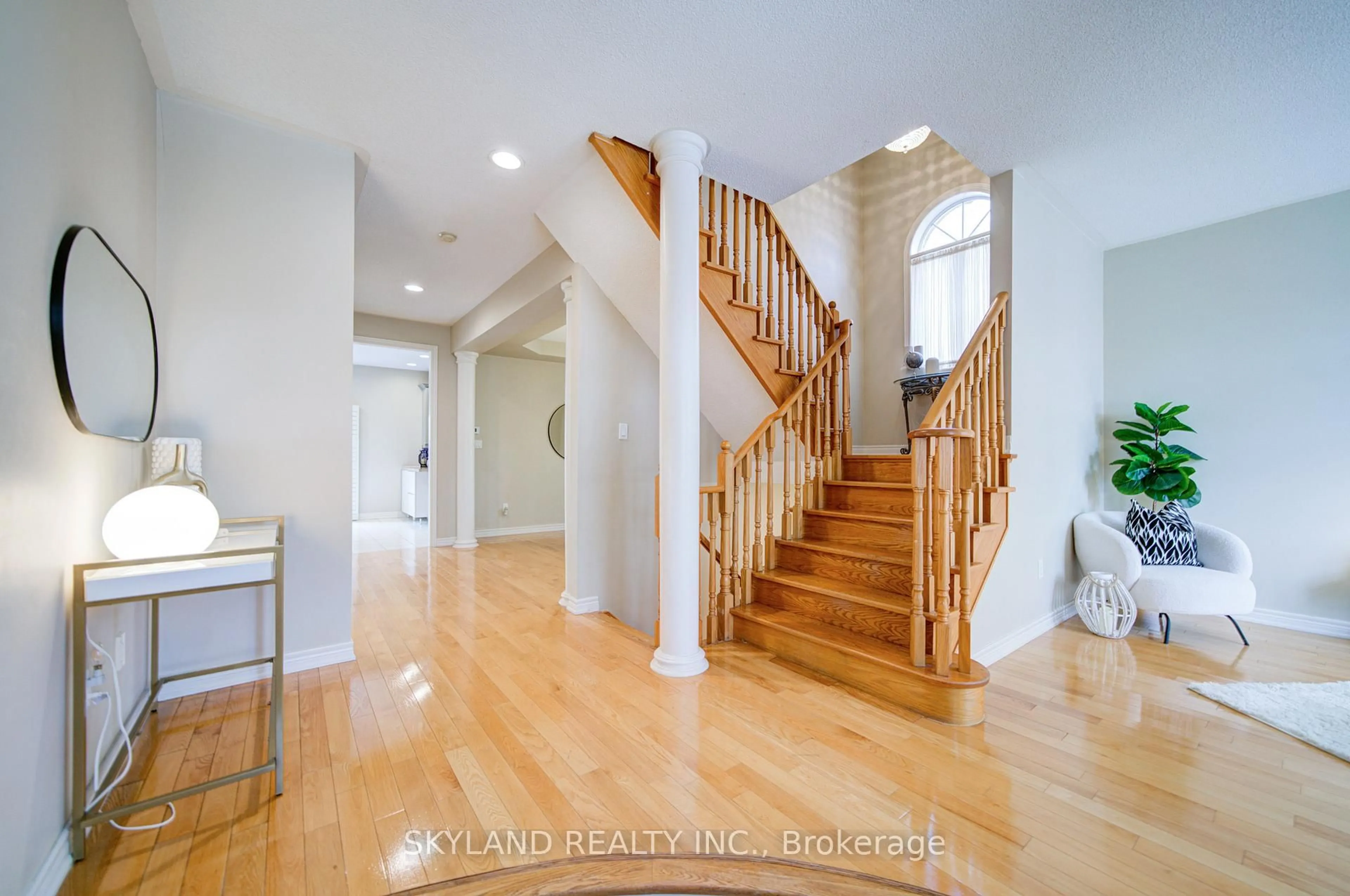 Indoor entryway for 26 Gemini Cres, Richmond Hill Ontario L4S 2K6