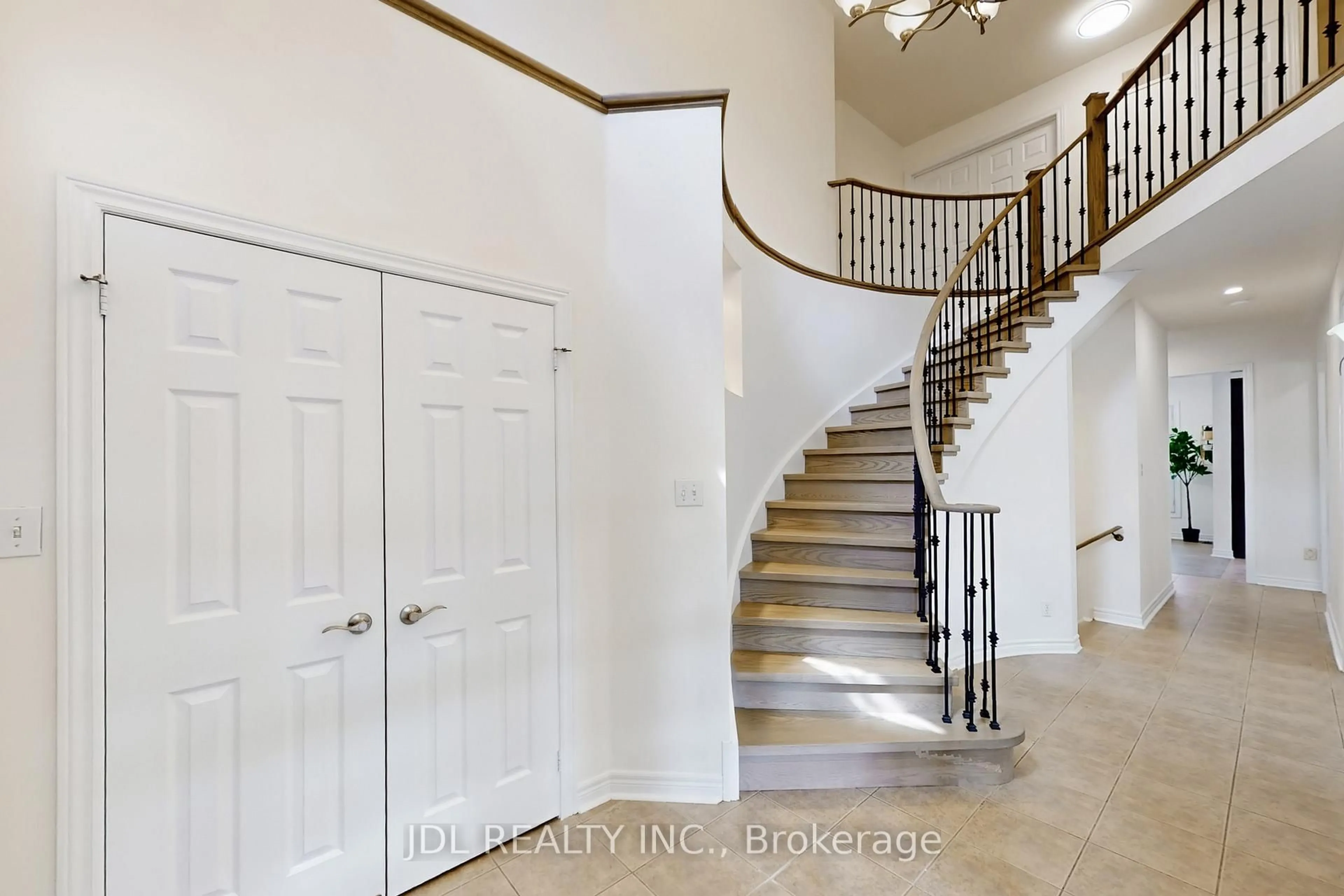 Indoor foyer for 54 St Urbain Dr, Vaughan Ontario L4H 2X2