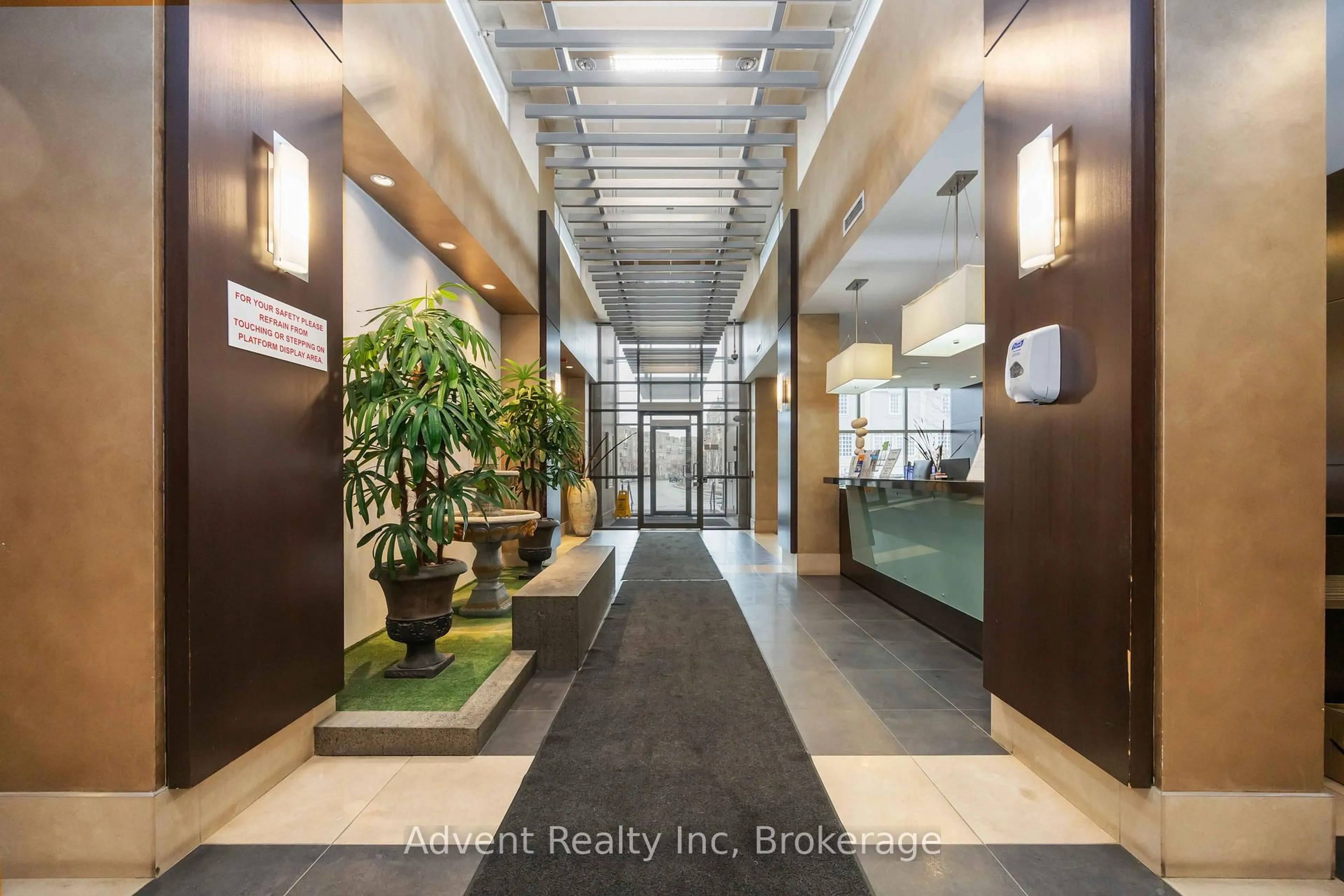 Indoor foyer for 1 Upper Duke Cres #604, Markham Ontario L6G 0B6